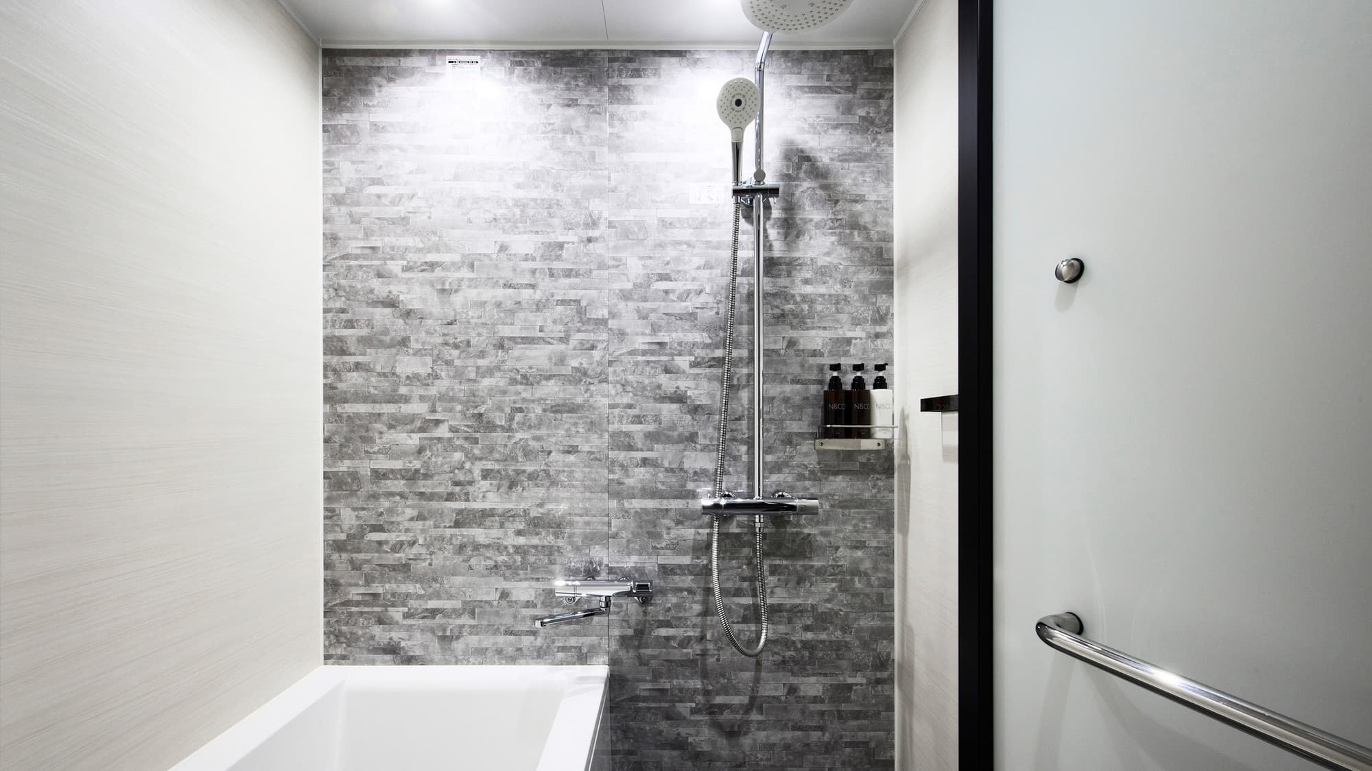 ファミリージュニアスイート｜独立した洗い場付きバスルームで、ゆったりと疲れを癒せます。