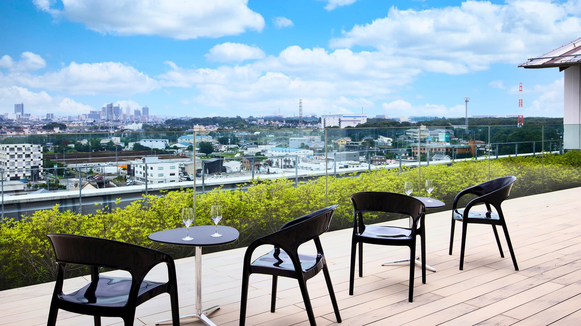 スイート｜街並みを一望できるテラスで、特別な時間を過ごす至福のひととき。