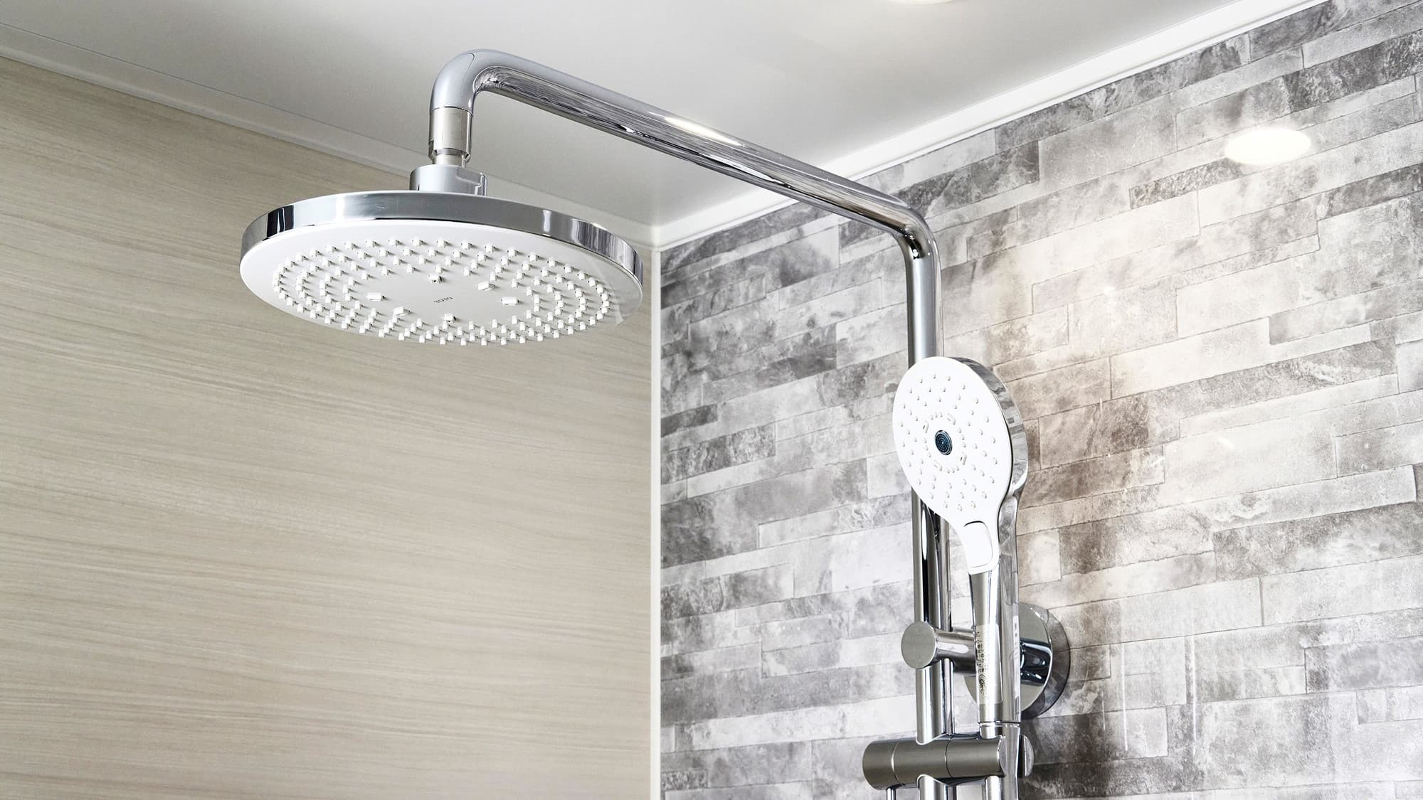 ジュニアスイート｜体を包み込むオーバーヘッドシャワーで、旅の疲れを癒します。