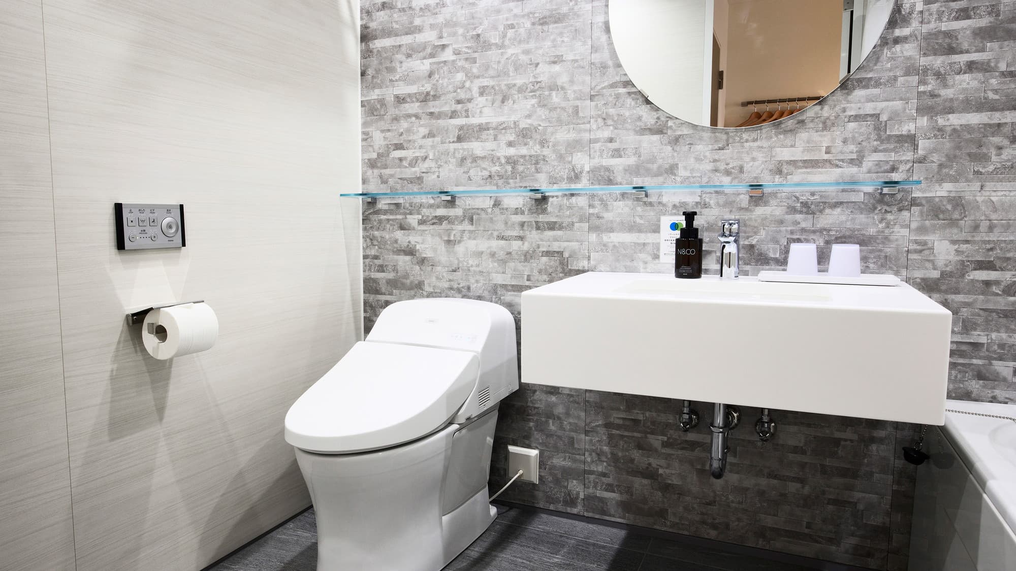 デラックスツイン｜3点式ユニットバス／清潔感あふれるスタイリッシュなバスルームです。