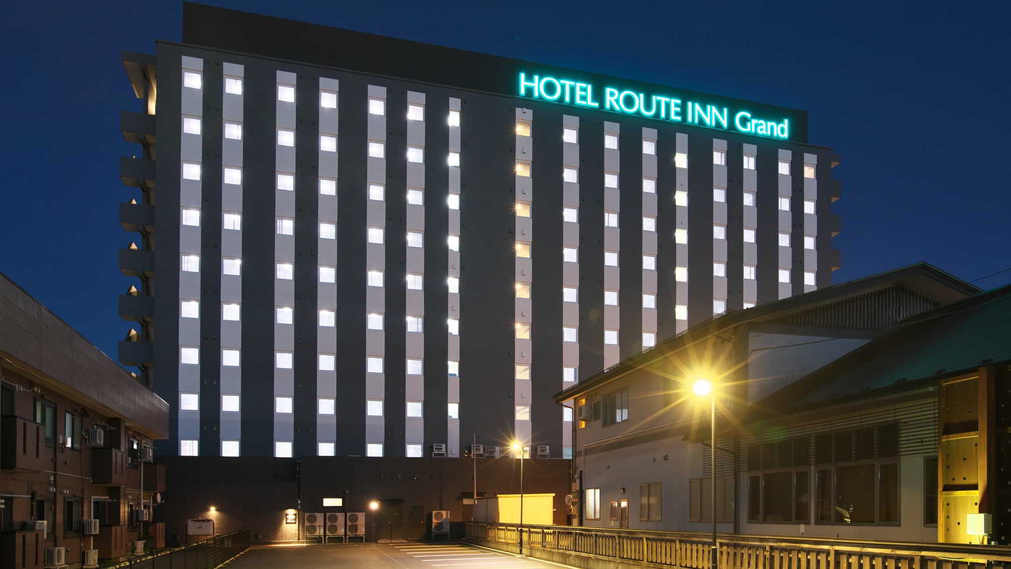 ホテル基地側外観夜