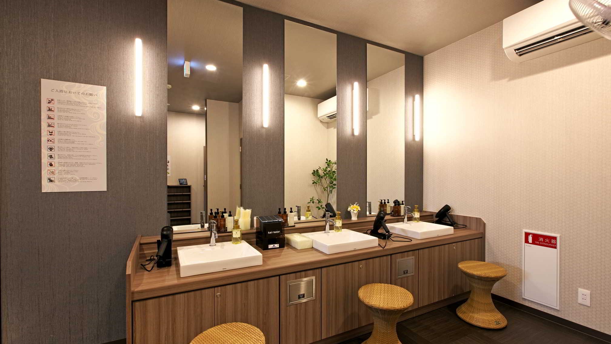 男性大浴場脱衣室