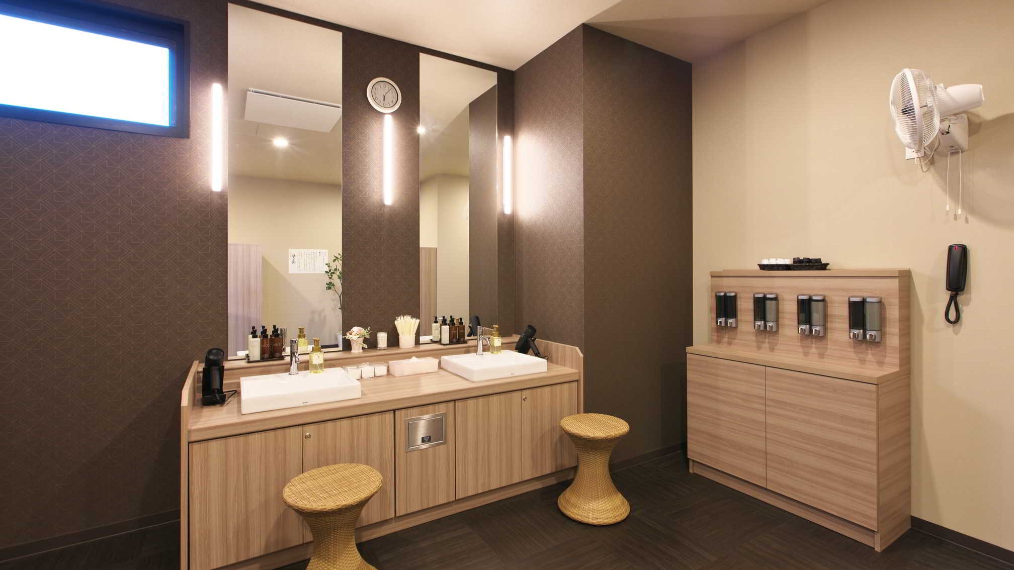 女性大浴場脱衣室・シャンプーバー