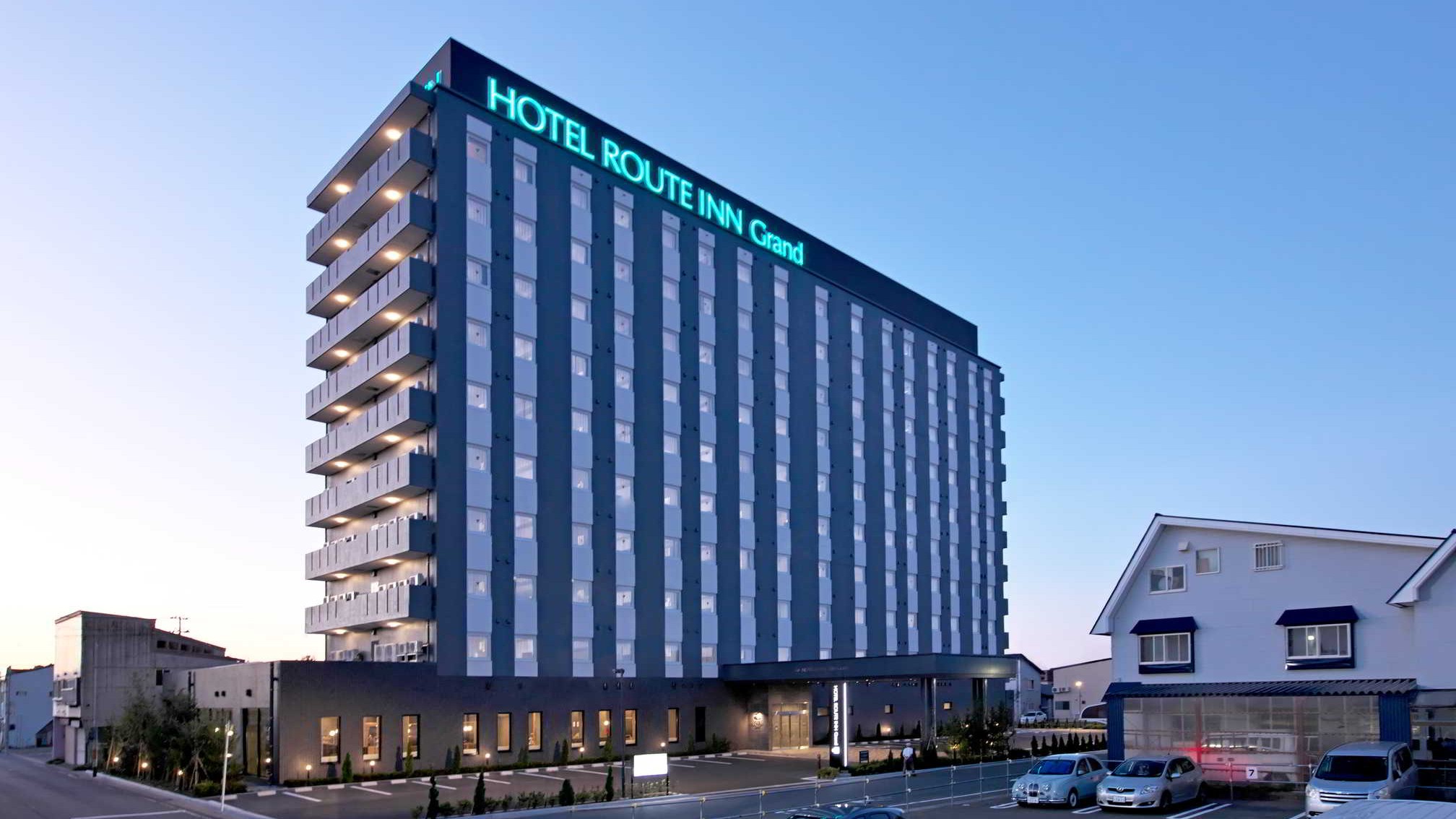 ホテル外観夕方