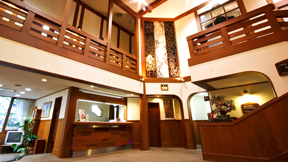 吹き抜けで開放感あるロビー。