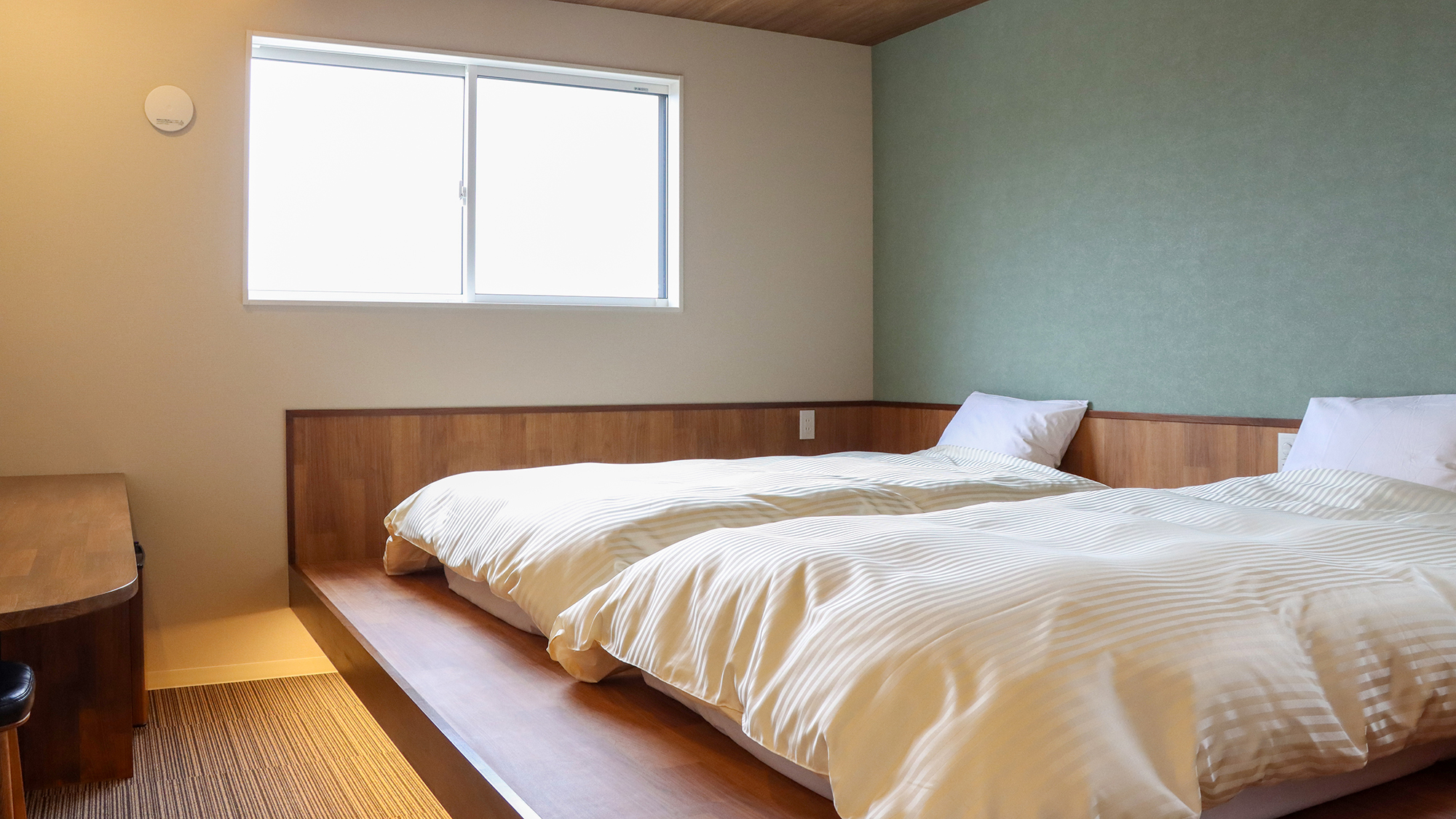 暖かな雰囲気のお部屋と高質なベッドでリラックスしてお過ごしいただけます