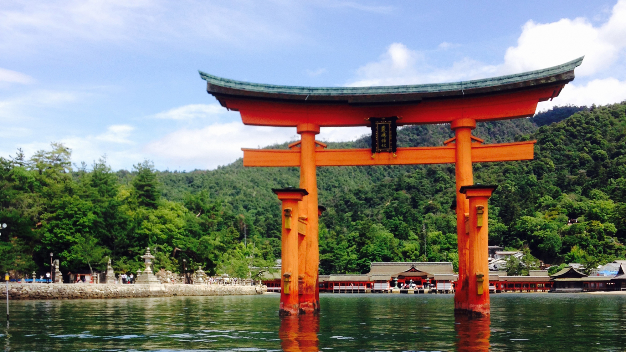 【厳島神社】広島県の宮島に位置する厳島神社は、瀬戸内海に浮かぶ島そのものを神体とし、海上に社殿が立ち