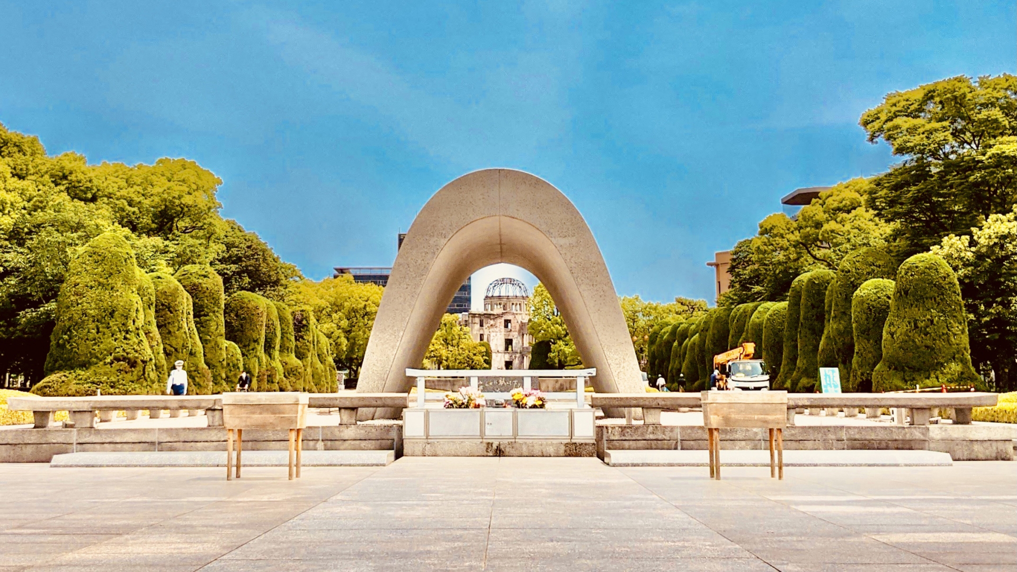 【平和記念公園】広島市中心部に位置する広大な公園で、世界恒久平和を祈念して建設されました。