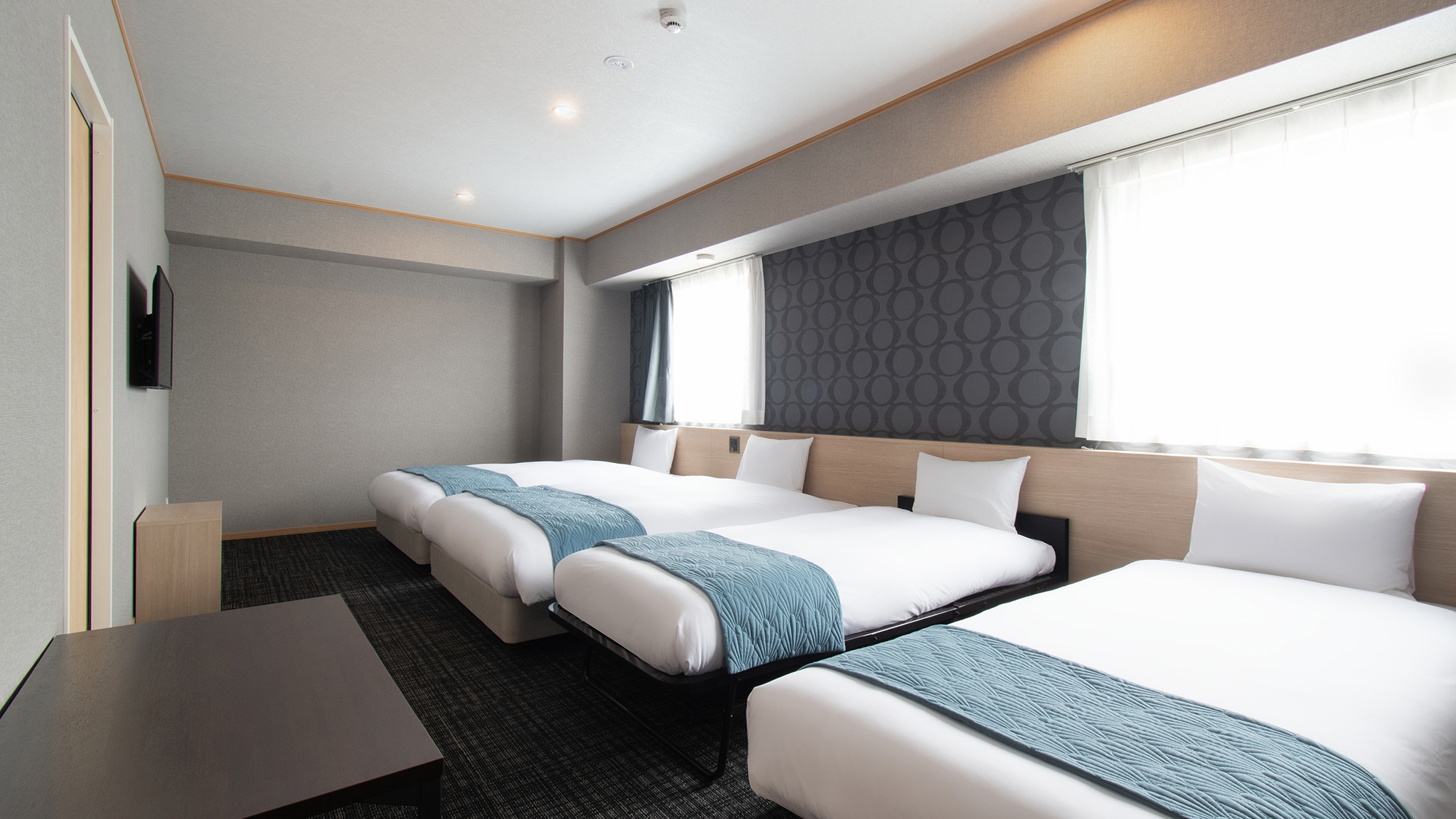 ②デラックスルーム（洋室）（フォース）　ベッド幅140㎝&times;2　90㎝&times;2