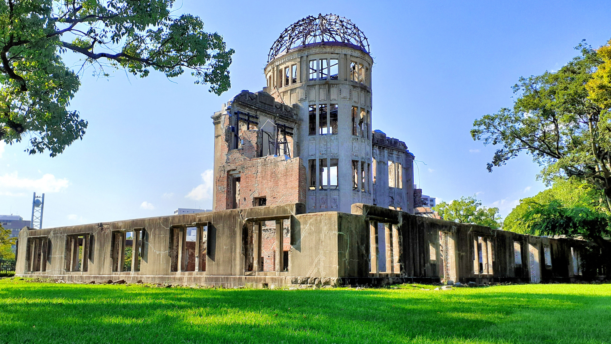 【原爆ドーム】広島平和記念碑としても知られています。このドームは、核兵器の惨禍を伝えるシンボルとして