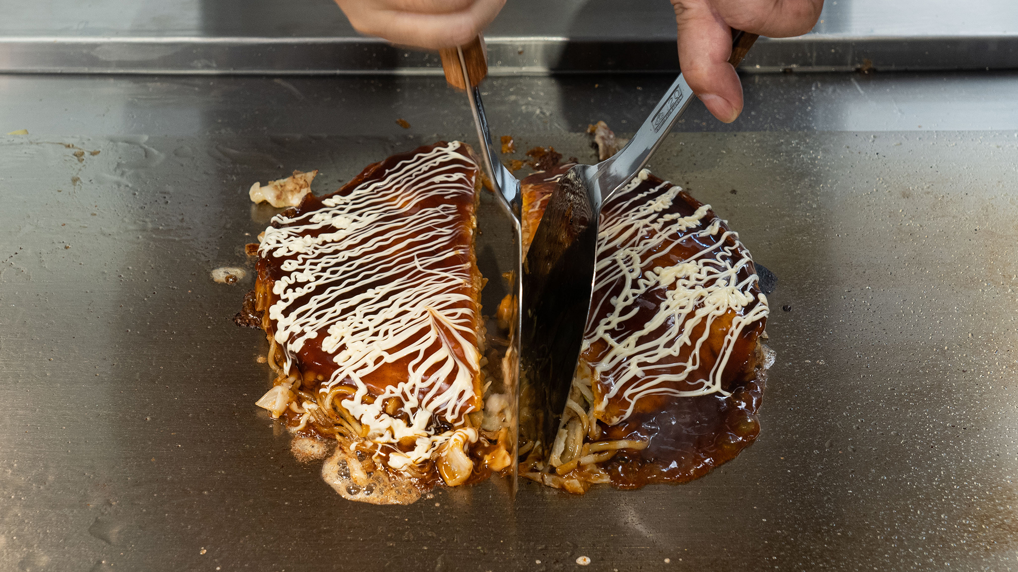 鉄板で焼きあげる「広島風お好み焼き」