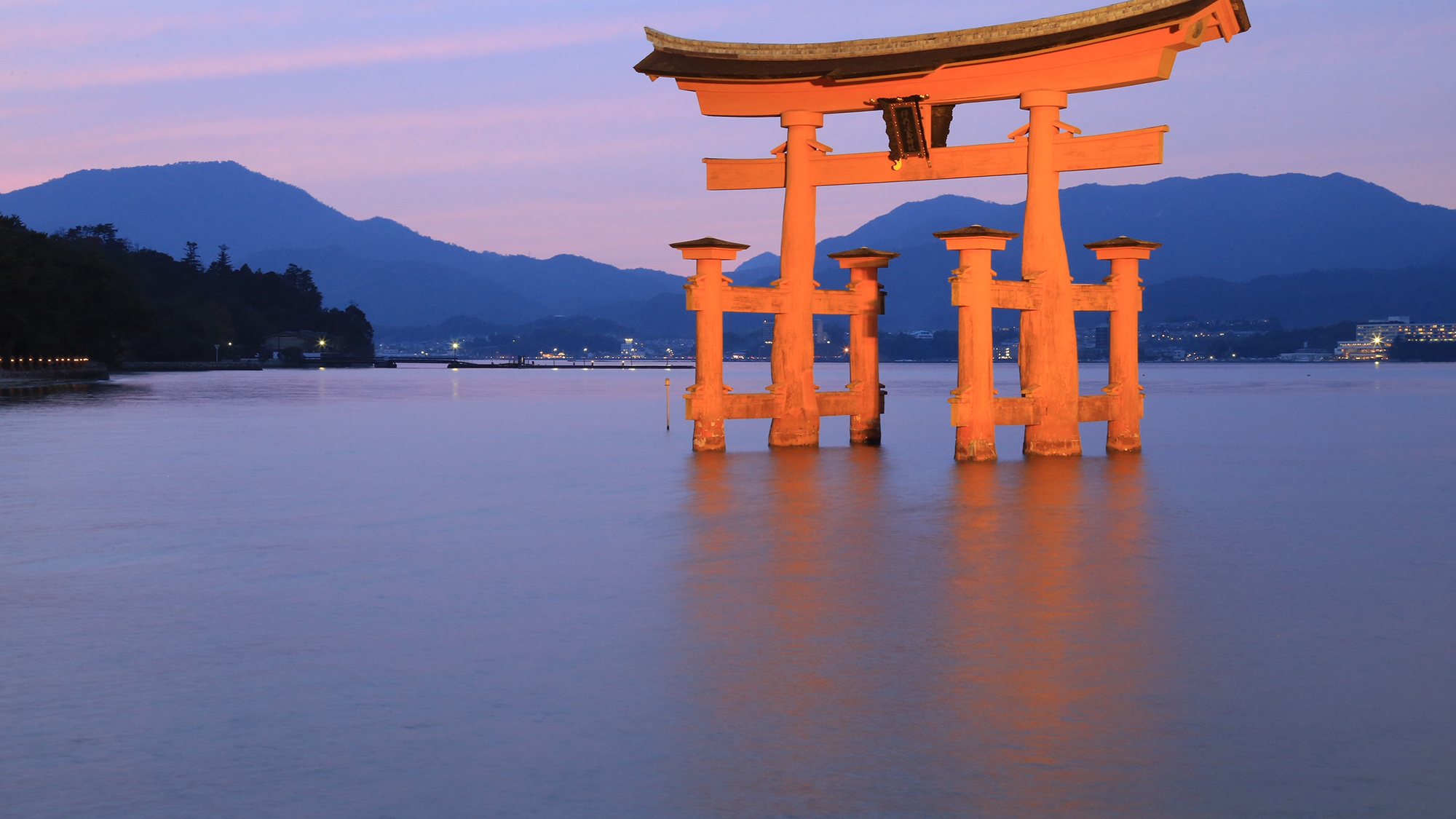 【宮島】宮島（厳島）は広島県廿日市市に位置する、日本三景の人るに数えられる島です。