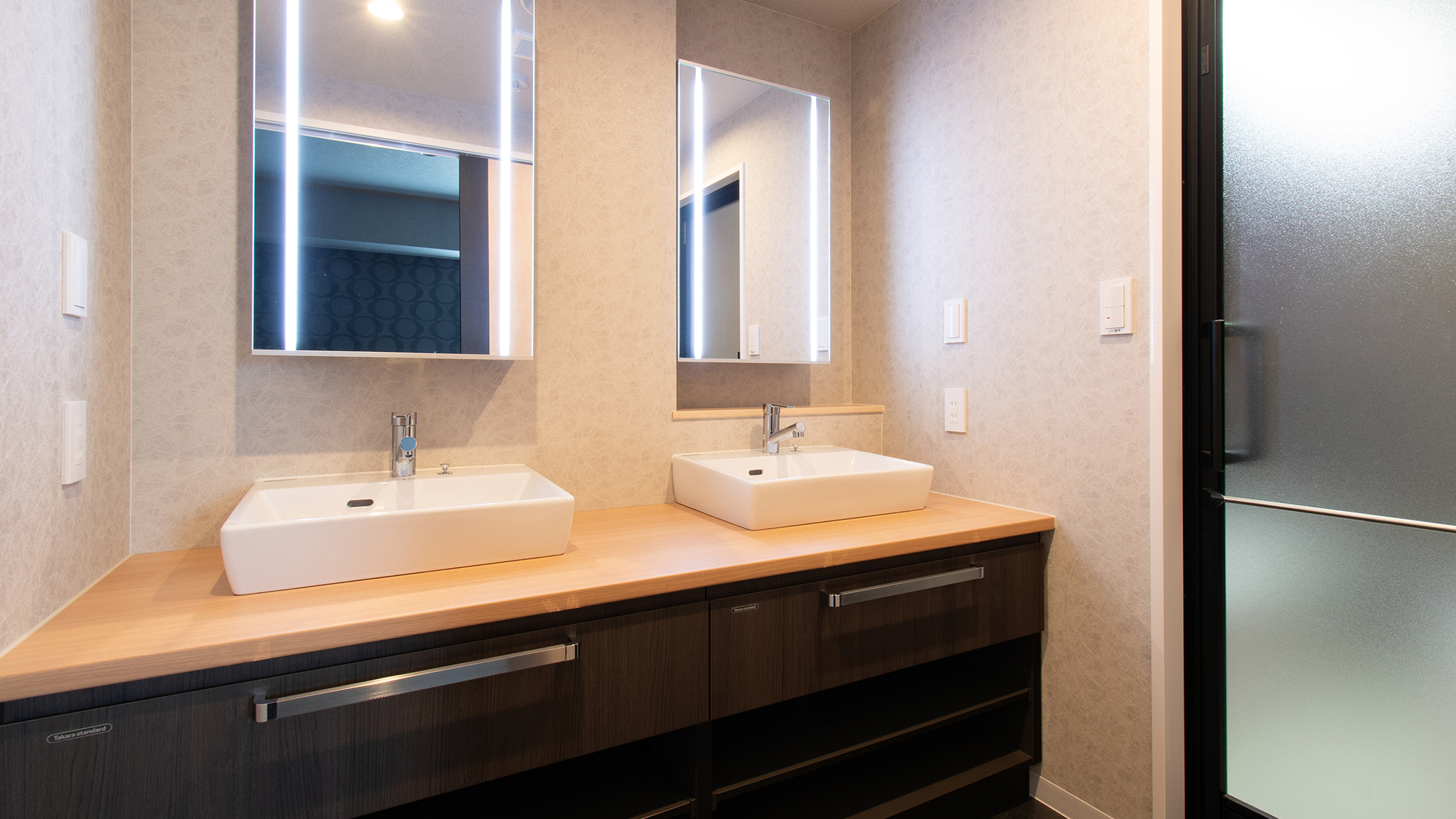 ①デラックスルーム（洋室）