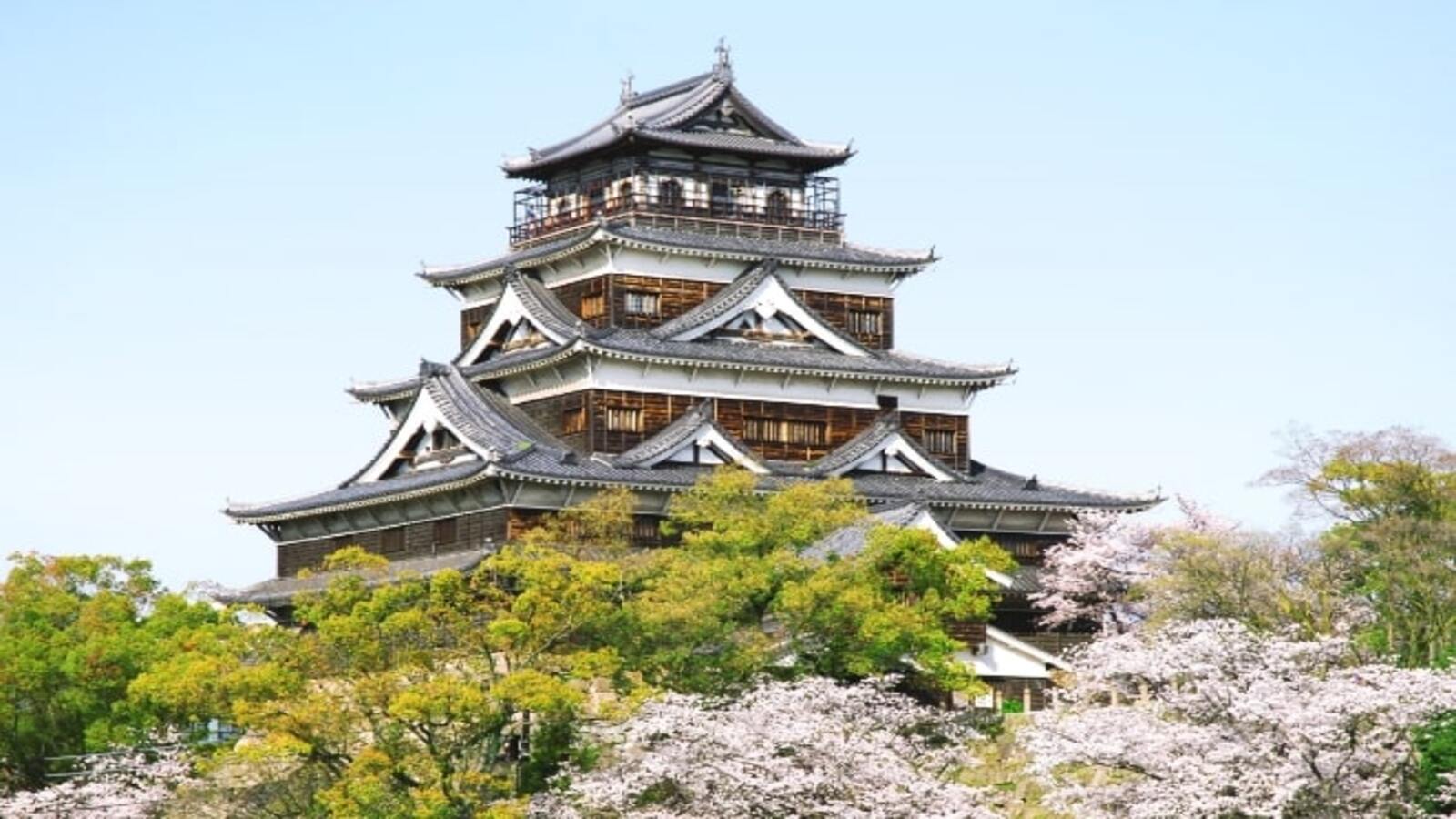 【広島城】天正17年(1589)に毛利輝元が築城した城で鯉城（りじょう）とも呼ばれています。