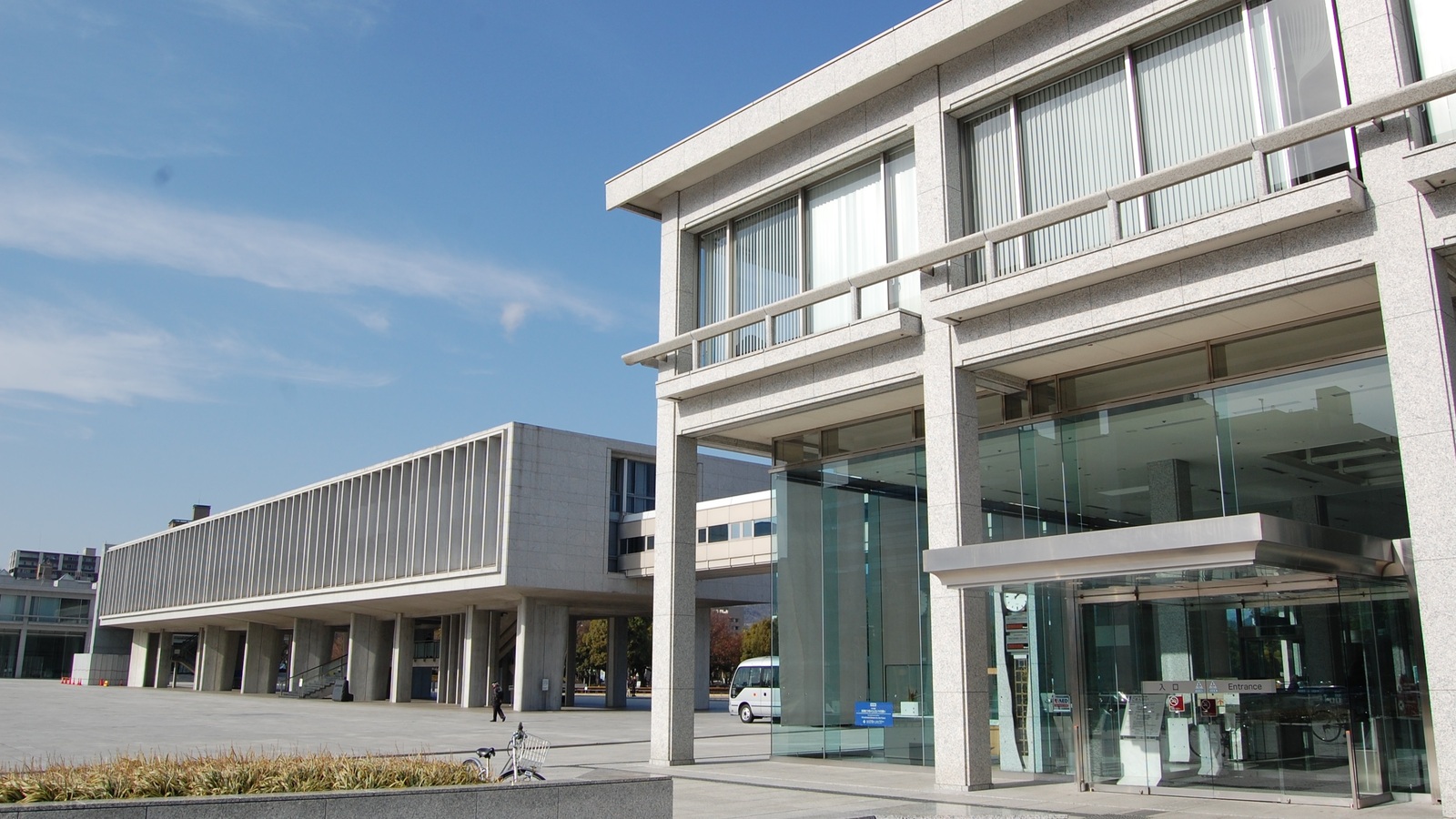 【平和記念資料館】被爆者の遺品や被爆の惨状を示す写真や資料が展示されています。