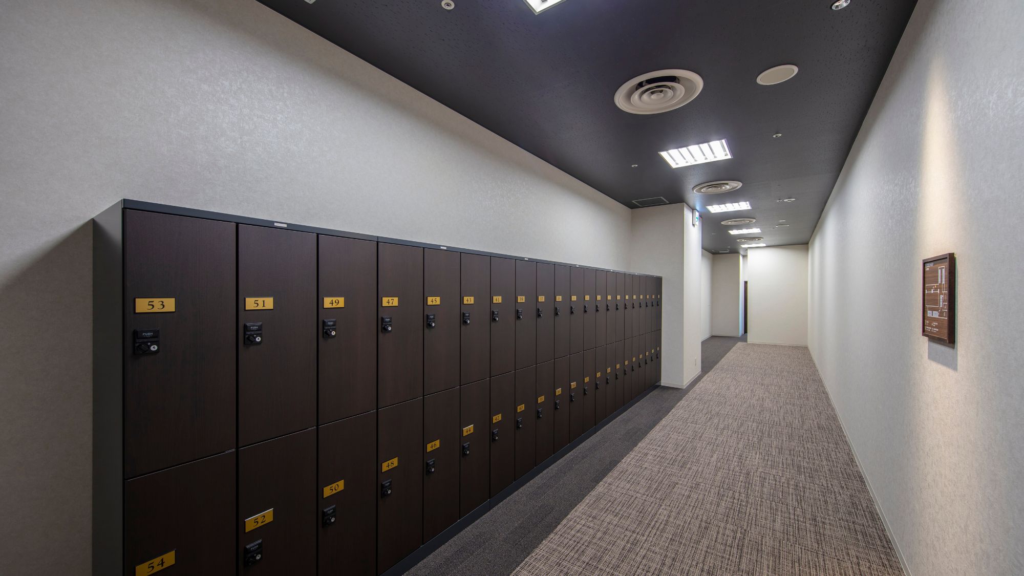 ◇女性用カプセルルーム：専用ロッカー