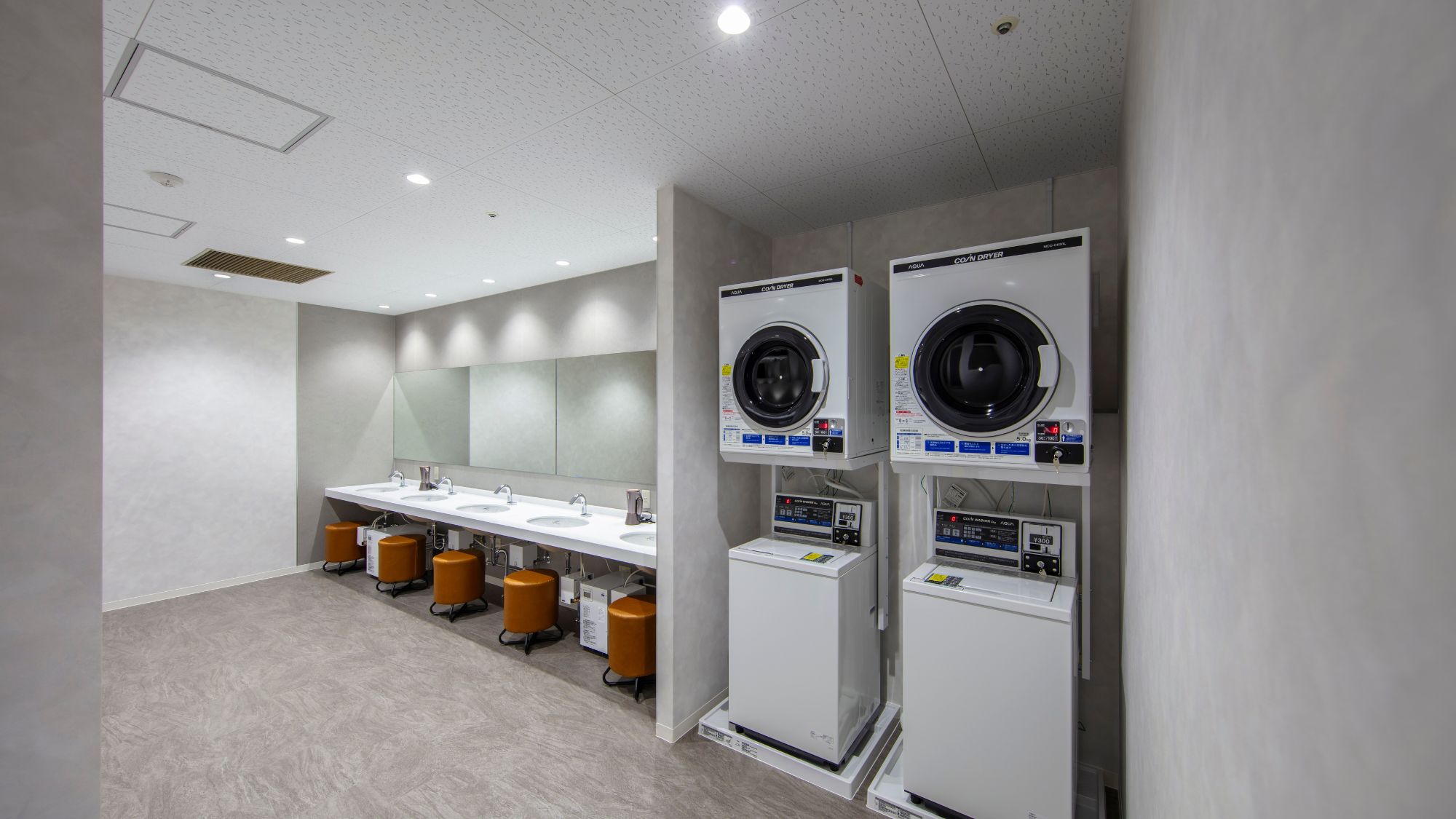 ◆男性用カプセルルーム：洗面所・コインランドリー