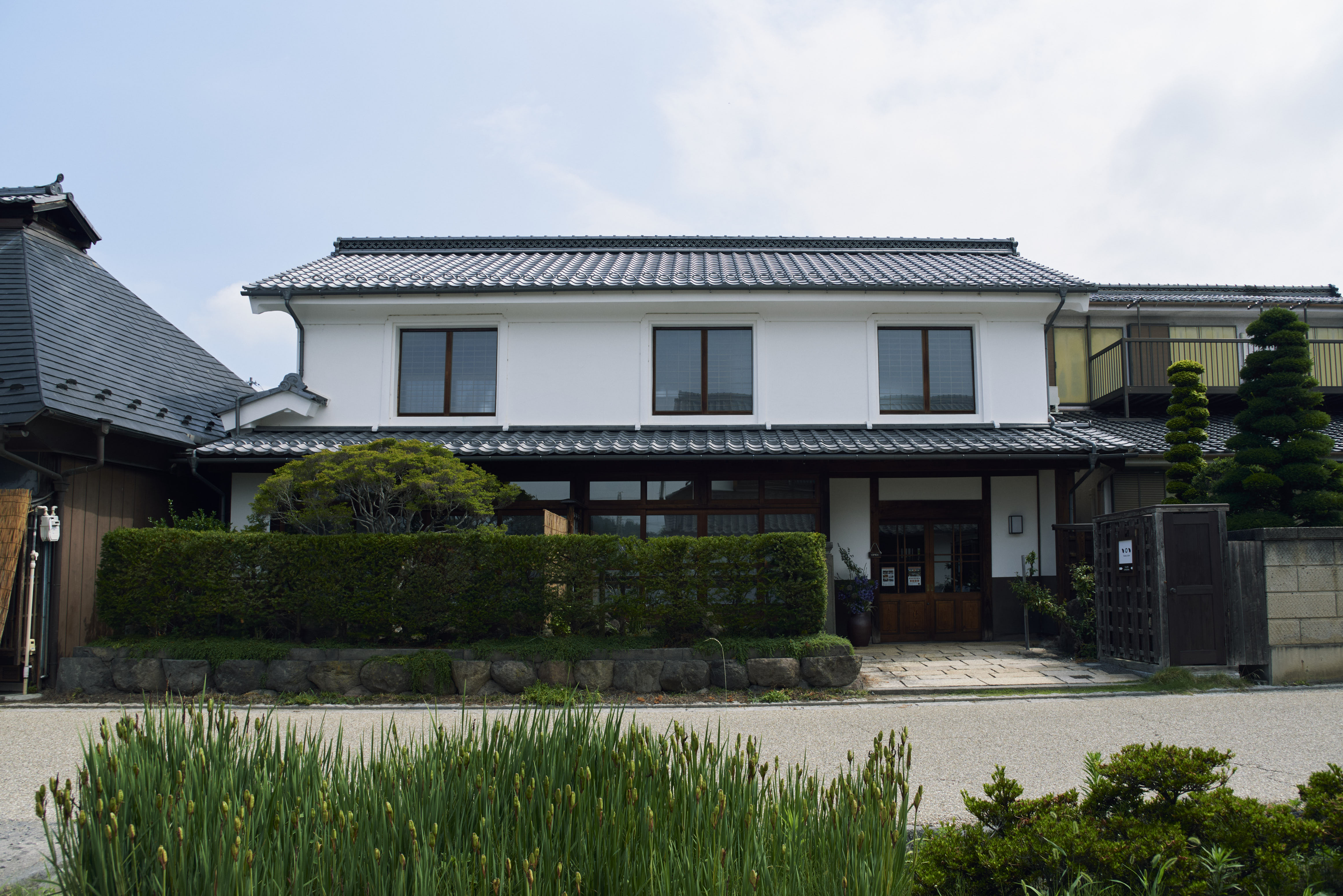 青空に映える「うんのわ」の外観。