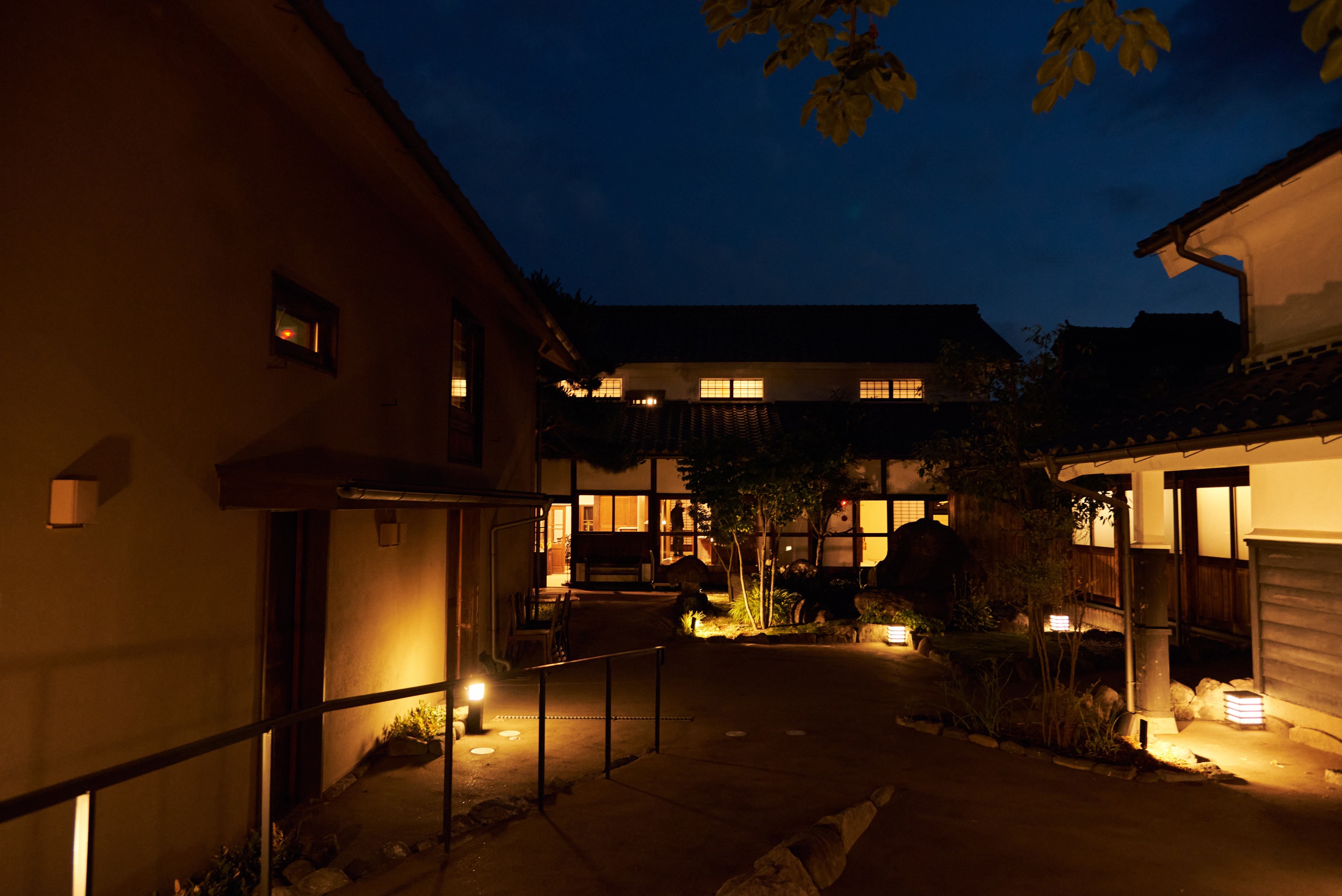 夜の温かな灯りに包まれた中庭。幻想的な雰囲気でお迎えいたします。