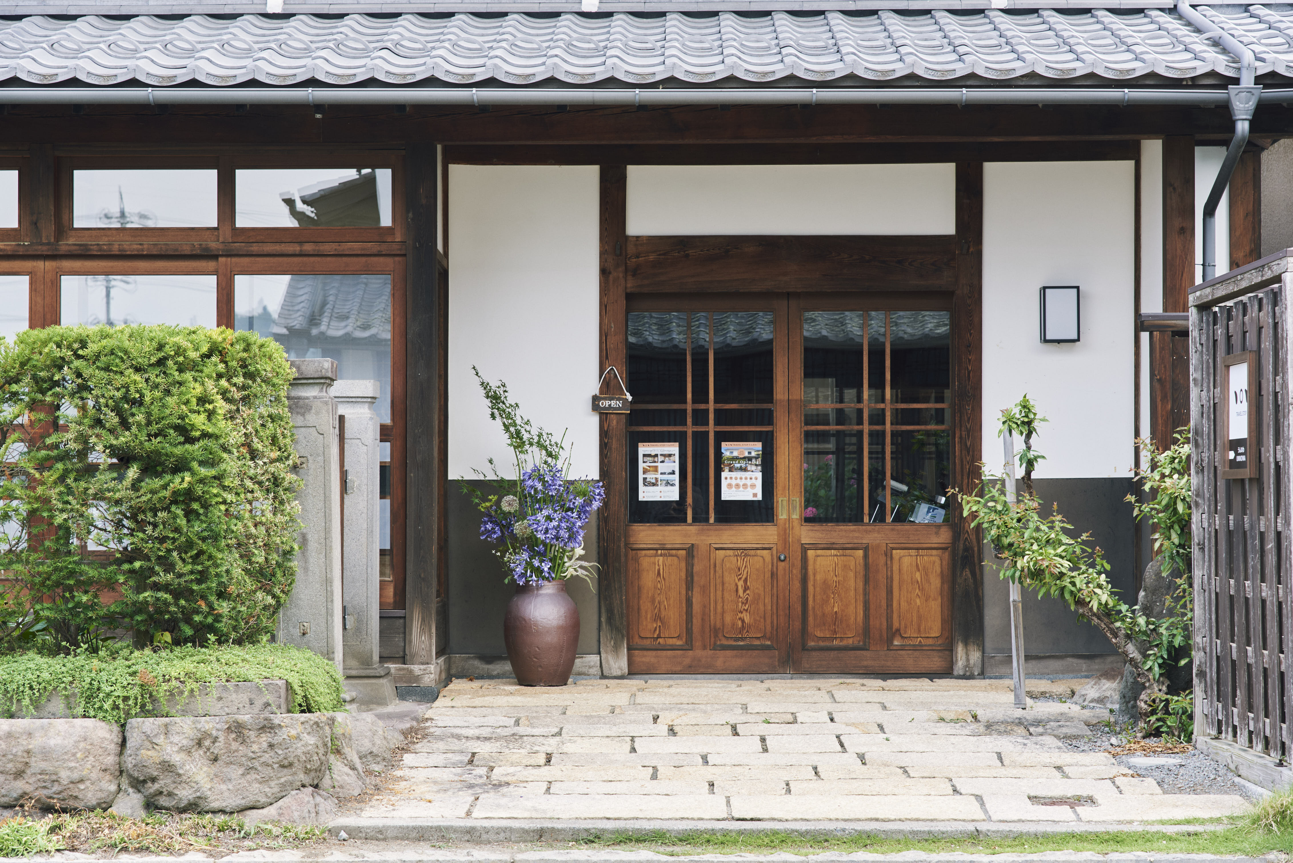 歴史を感じる、静謐な玄関先。