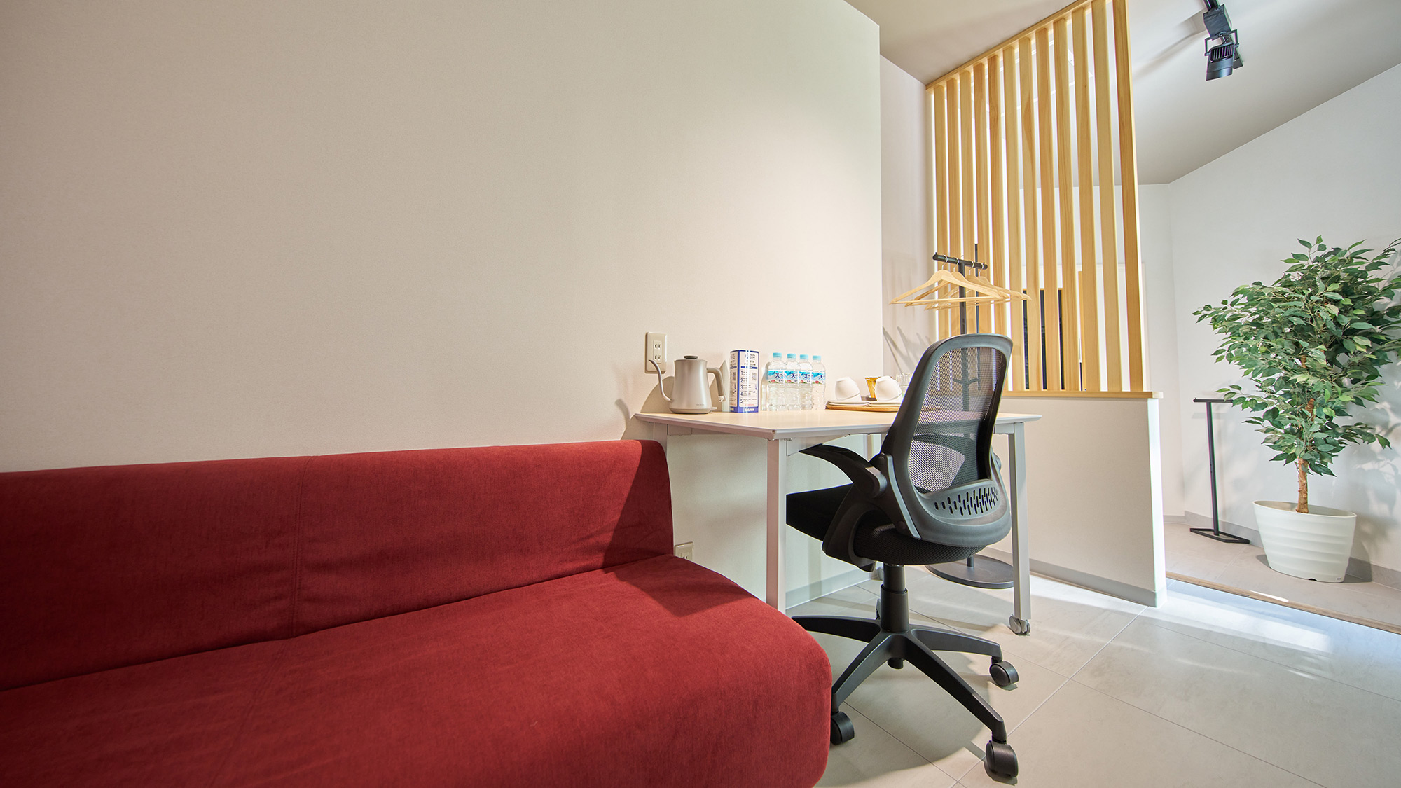 ・【210：客室】作業の合間にはソファーで休憩できます