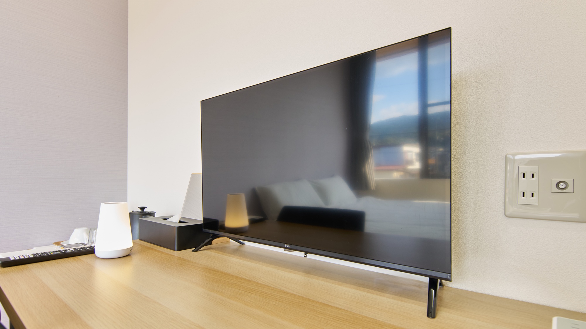 ・【205：客室】32型テレビを設置しております。お好きな作品をご鑑賞ください