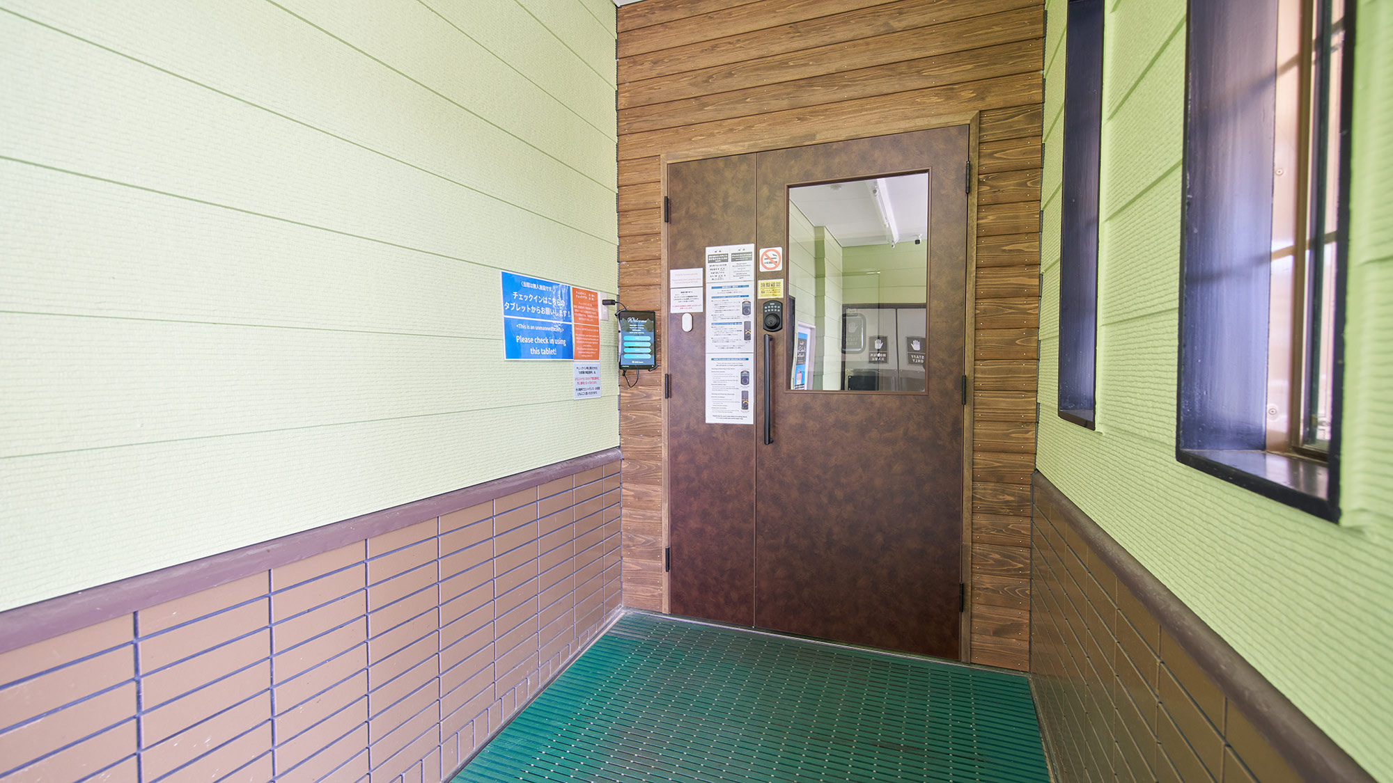 ・【施設入口】入口はこちらです。ここでセルフチェックインをお願いいたします