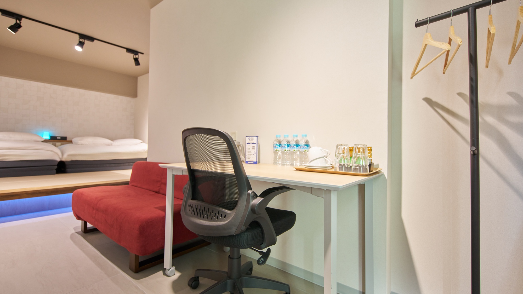 ・【210：客室】デスク付き。ビジネス利用にもピッタリです