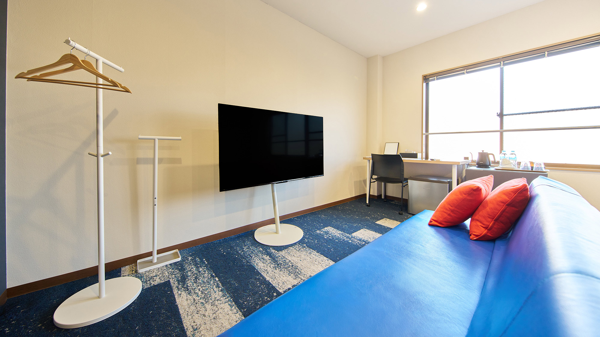 ・【203：客室】ソファに座ってテレビ鑑賞できますゆったりとおくつろぎください