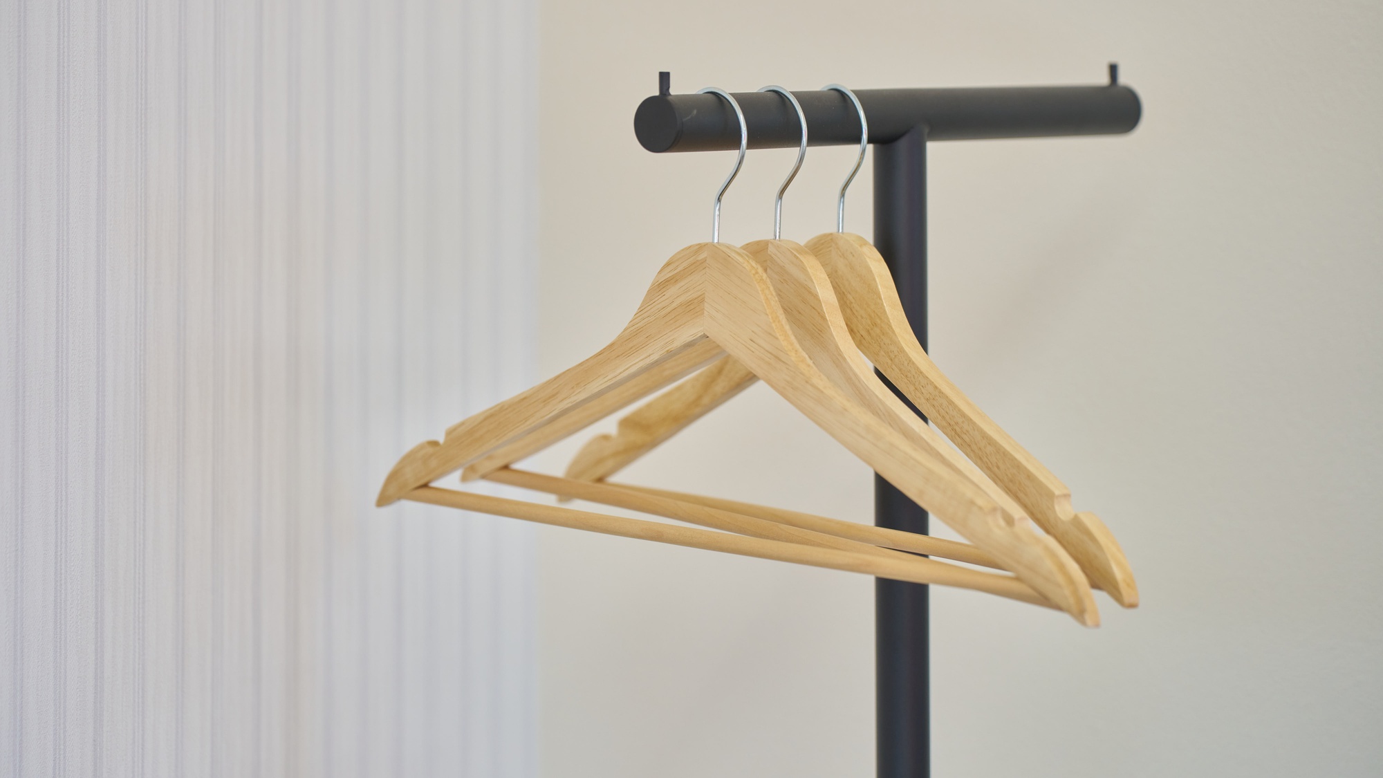 ・【201：ハンガー】大切な衣服をしわや型崩れから守ります