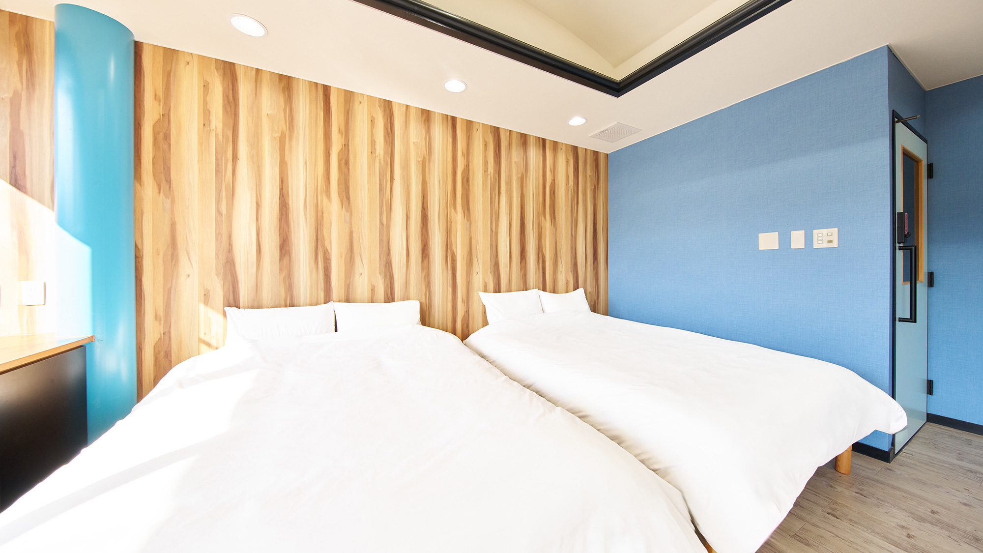 ・【204：客室】ダブルベッドを2台設置。のびのびと体をお休めください