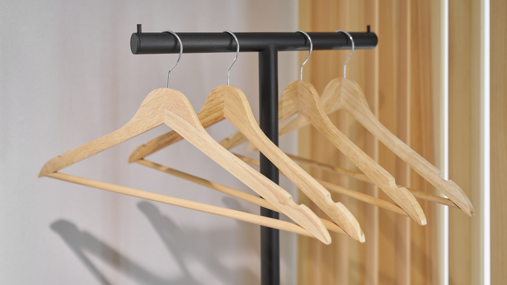 ・【210：ハンガー】大切な衣服をしわや型崩れから守ります