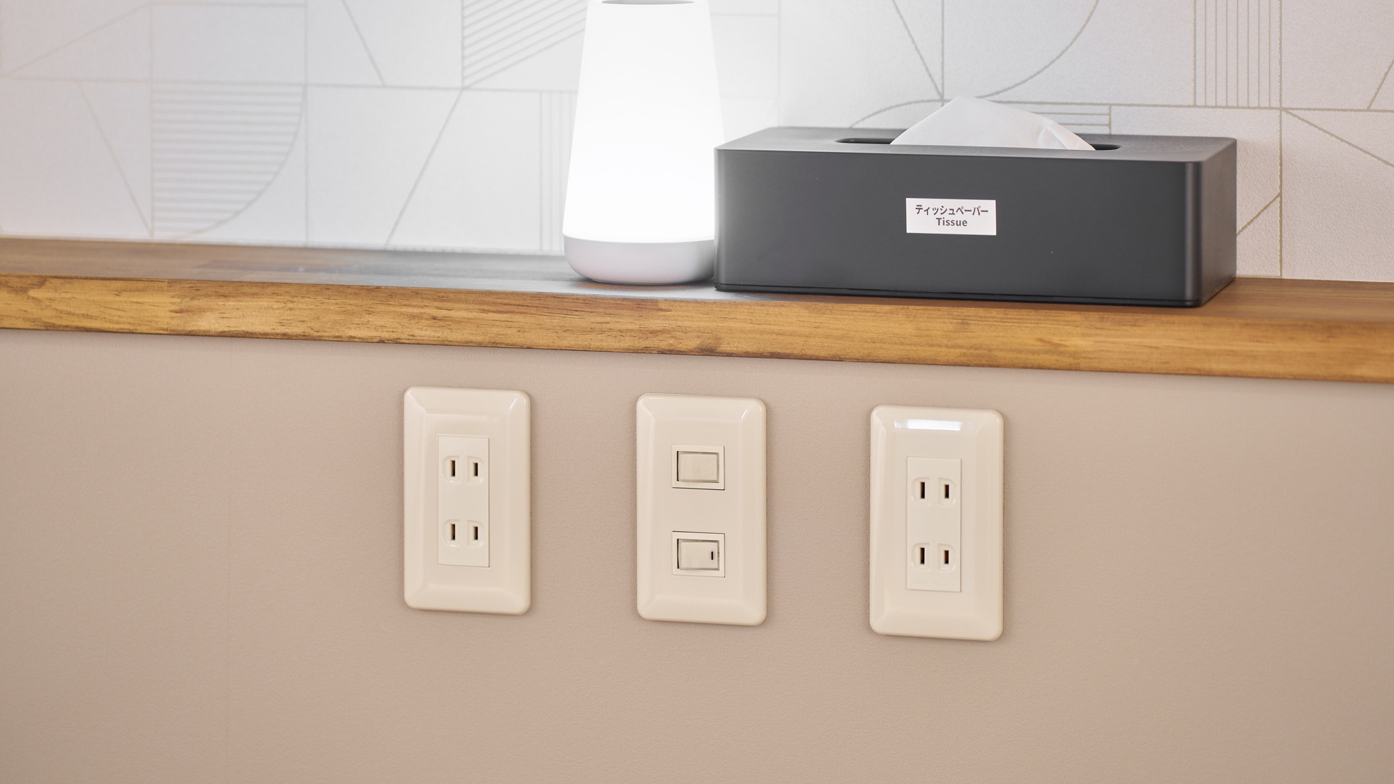 ・【210：ベッドコンセント】枕元には充電器があり便利です