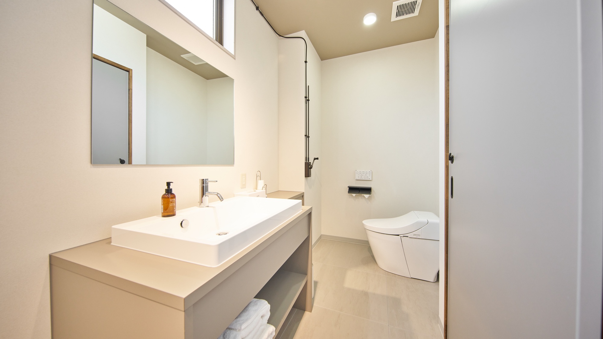 ・【210：脱衣所・トイレ】脱衣所の奥にトイレがございます