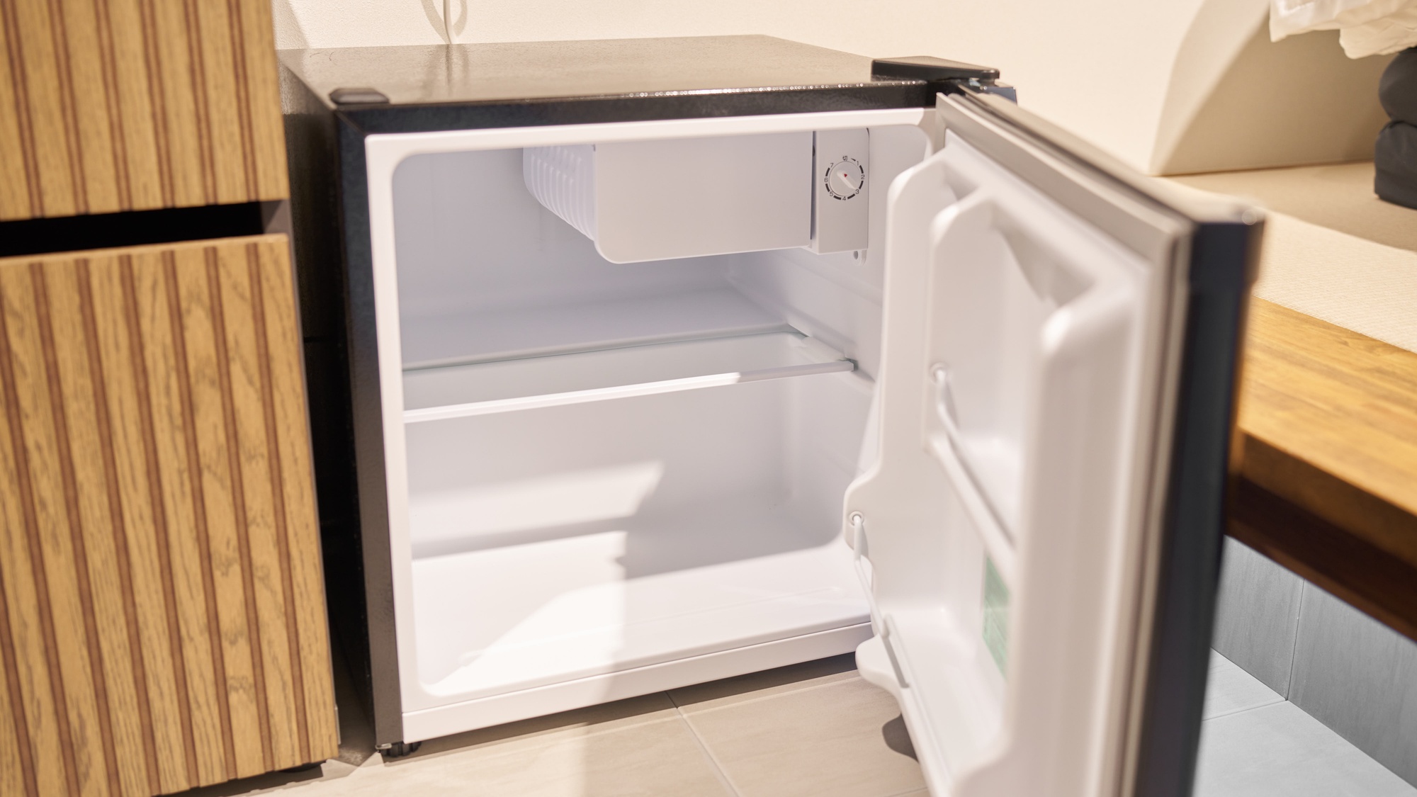 ・【210：冷蔵庫】飲み物などを冷やすことができます