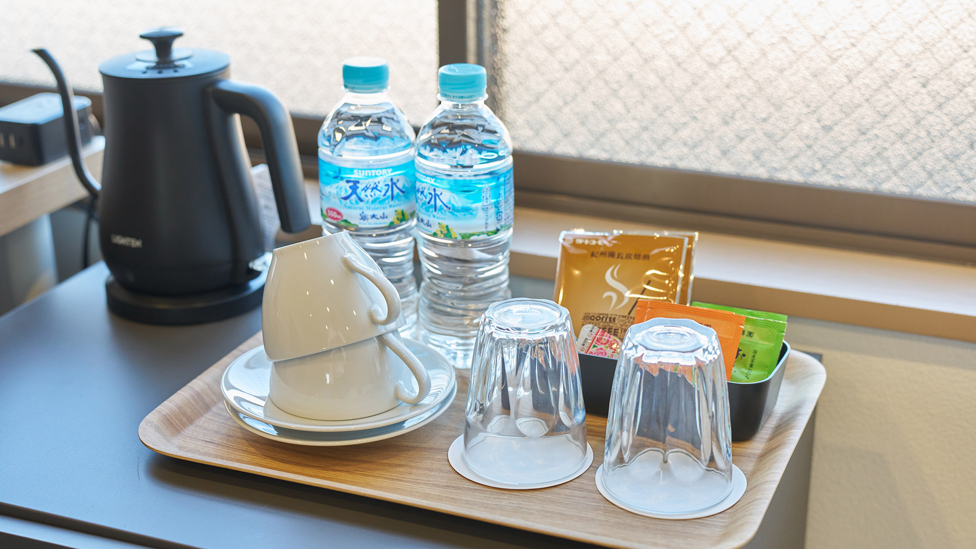 ・【203：設備】お部屋にあるお飲み物はサービスです。ご自由にお飲みください