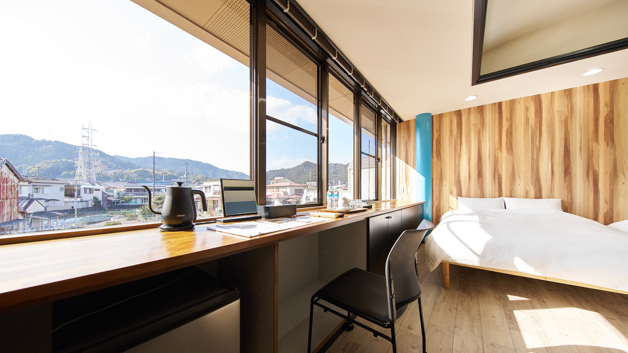 ・【204：客室】窓ぎわの机は作業にもぴったりです