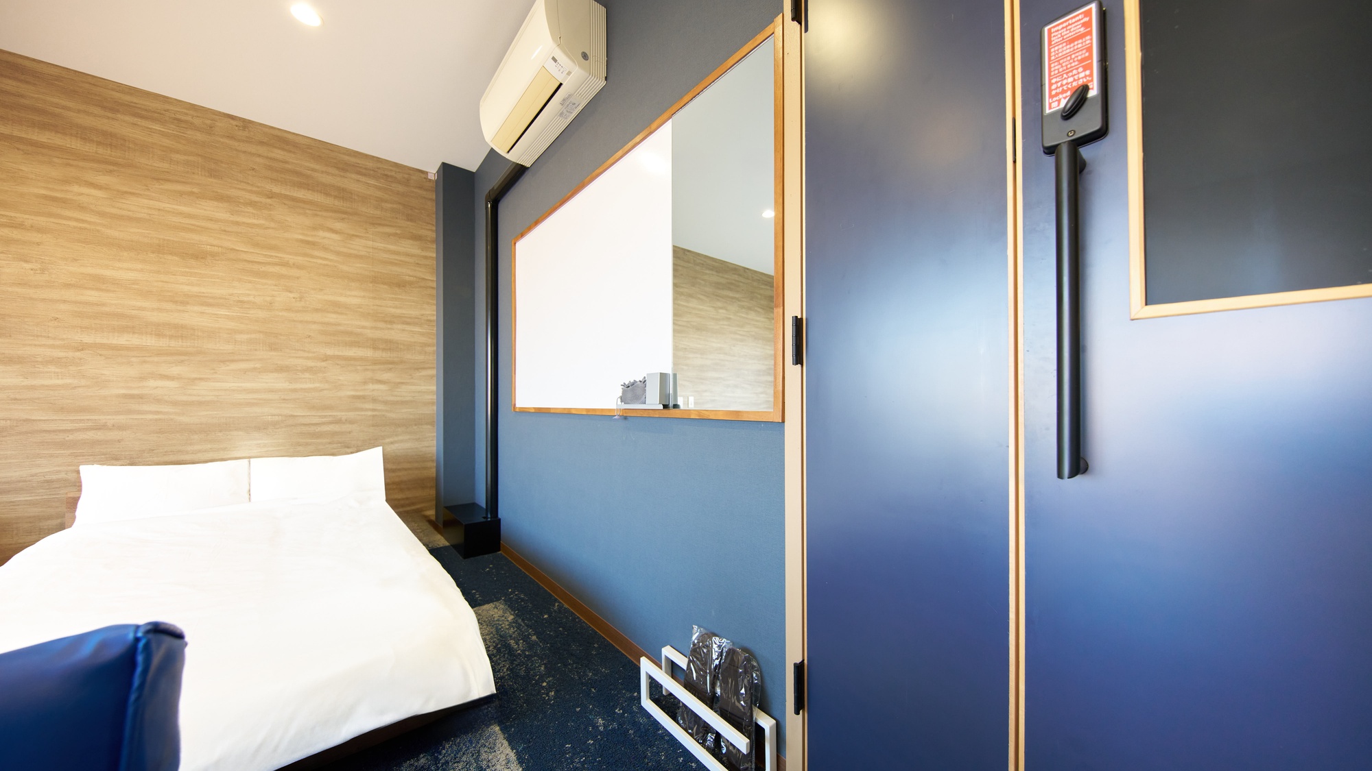 ・【203：客室】お部屋には大きな鏡がございます。身支度を整えるのにお使いください