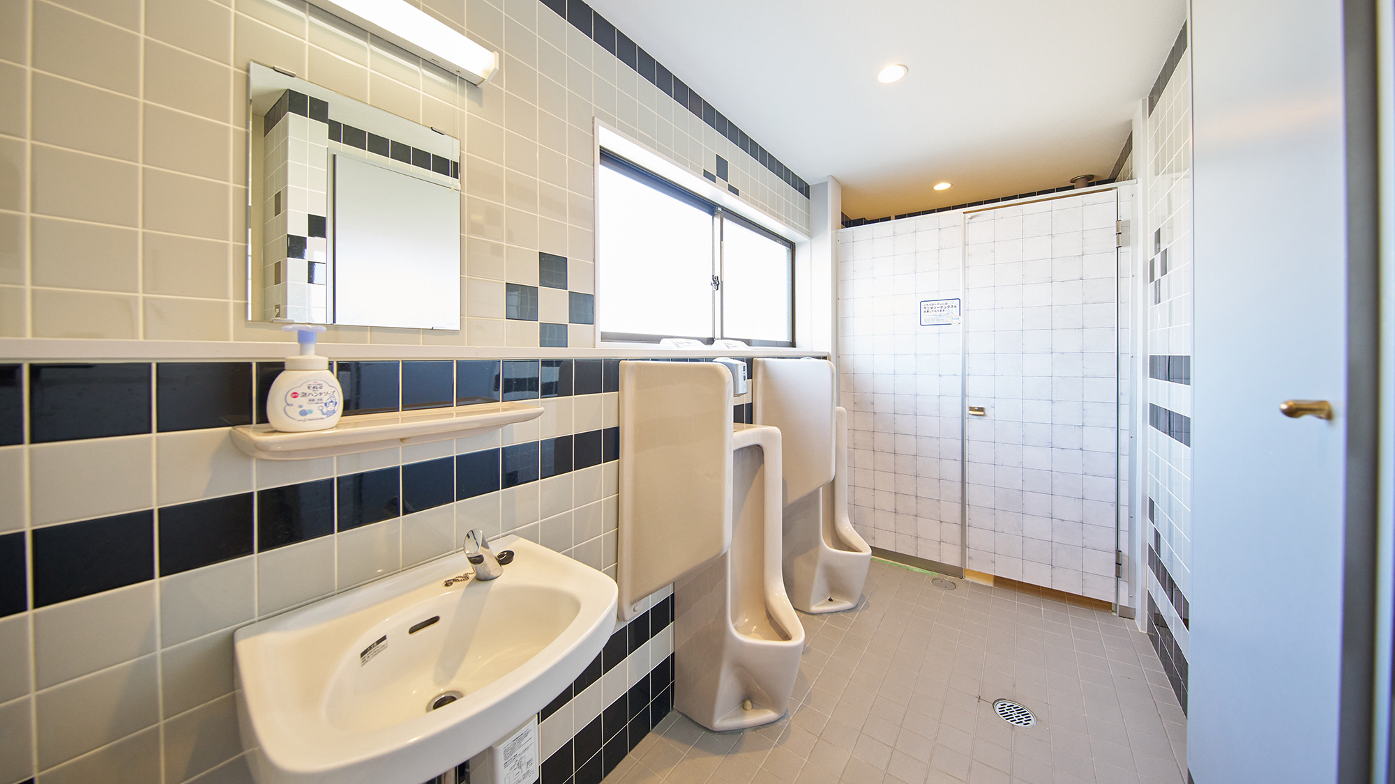 ・【共用トイレ（男性）】安心してご利用いただけるよう、他のお客様への配慮をお願いいたします