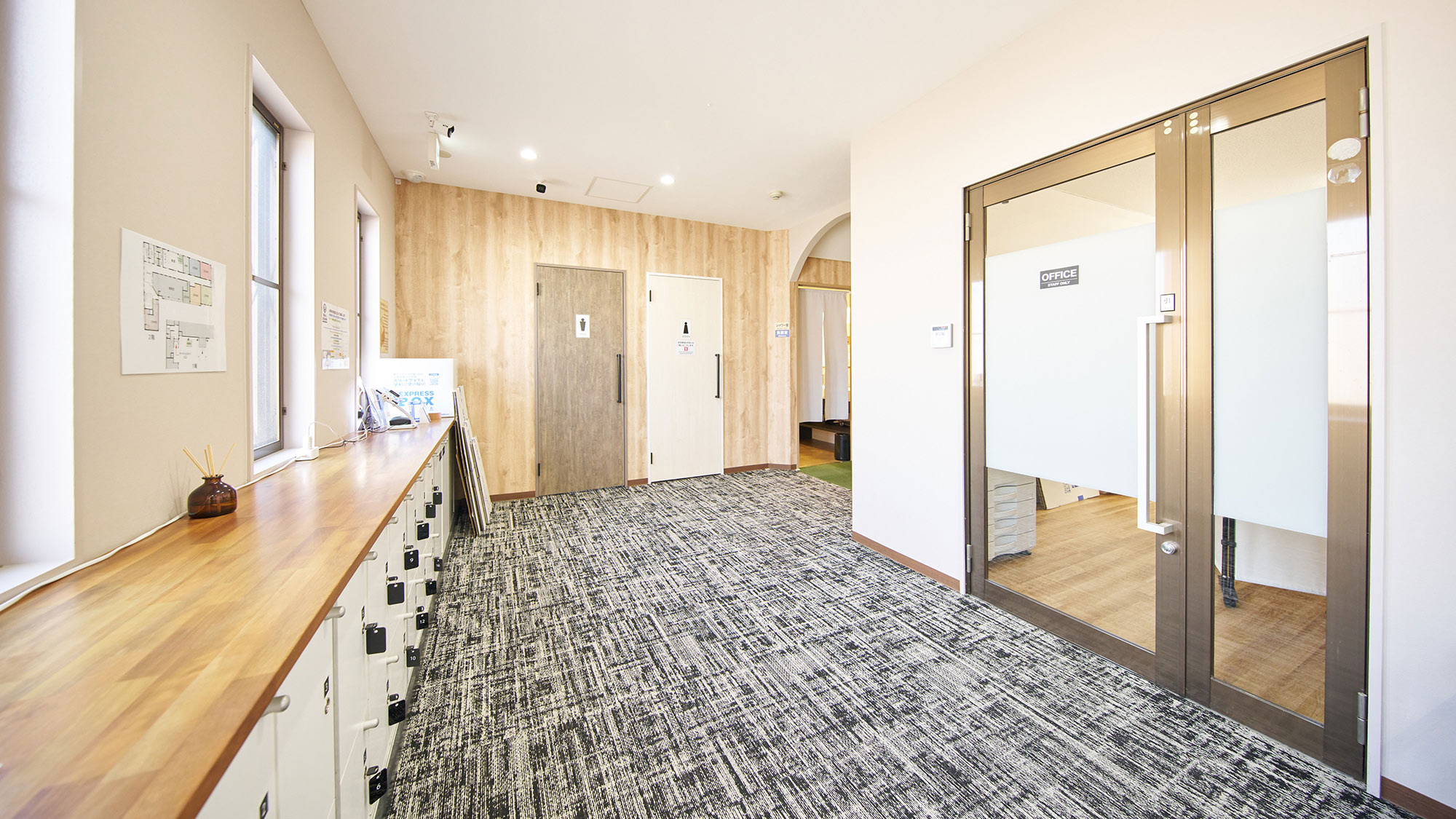 ・【ロビー】ここからは廊下用スリッパをお履きください。ご協力お願いいたします