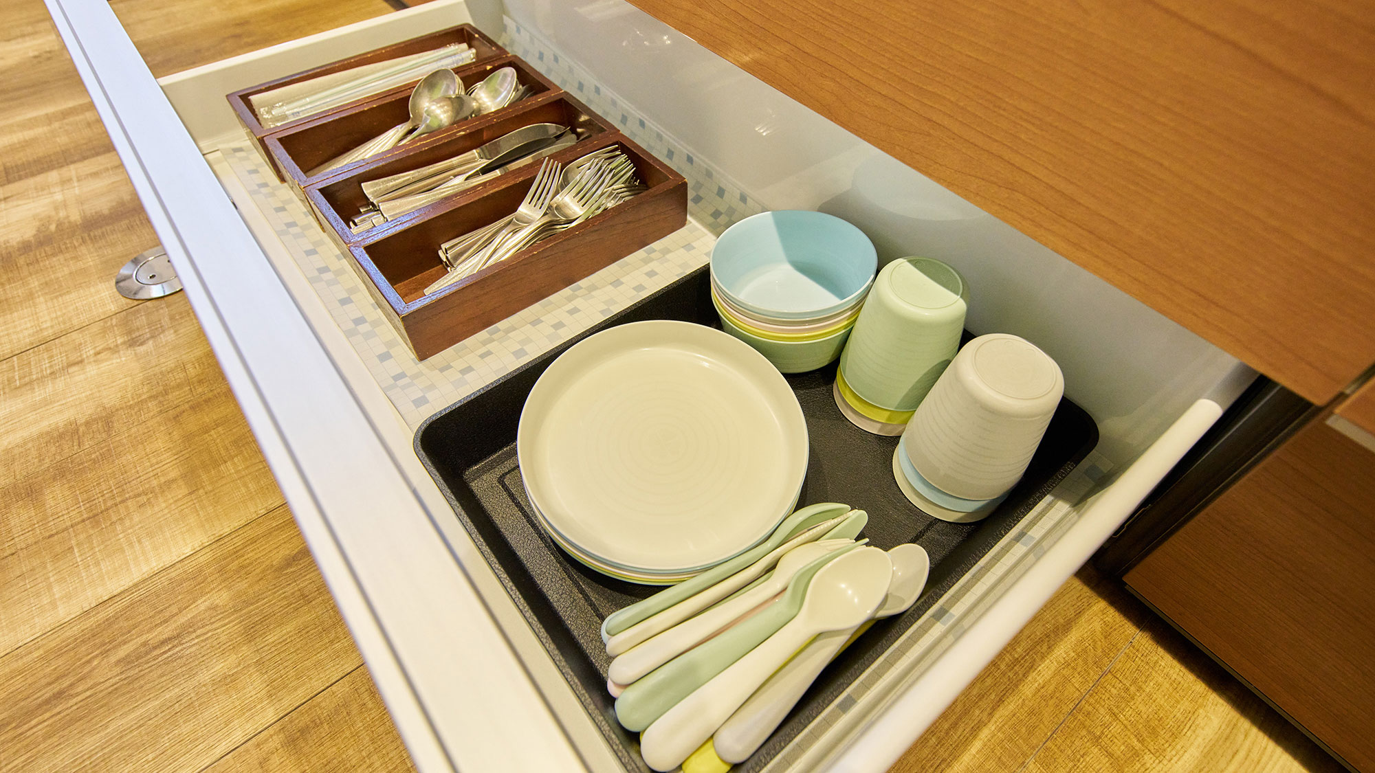 ・【共用キッチン設備】複数の食器類をご用意。用途に合わせてお使いください