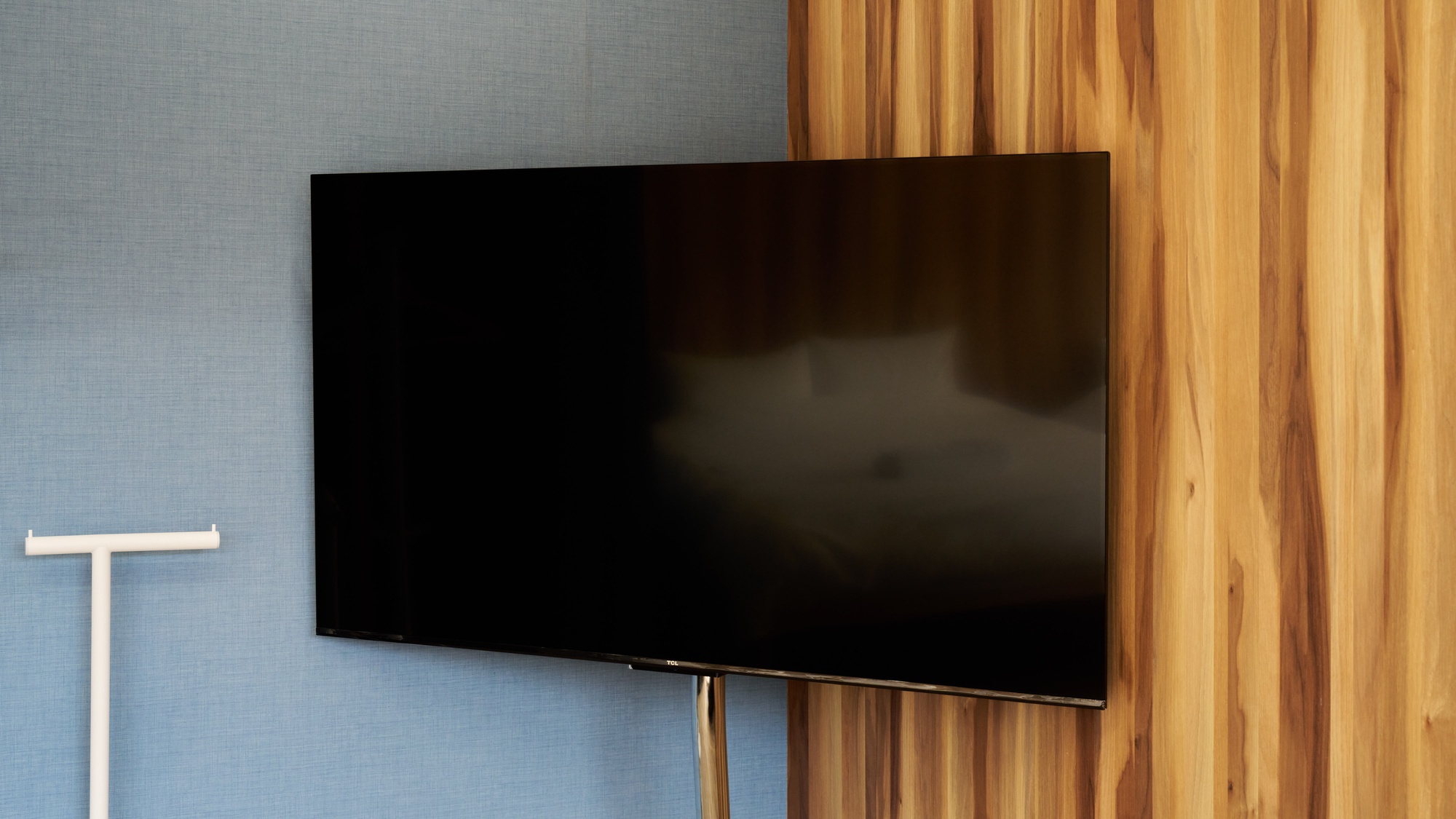 ・【204：客室】55型テレビを設置。お好きな番組をお楽しみください