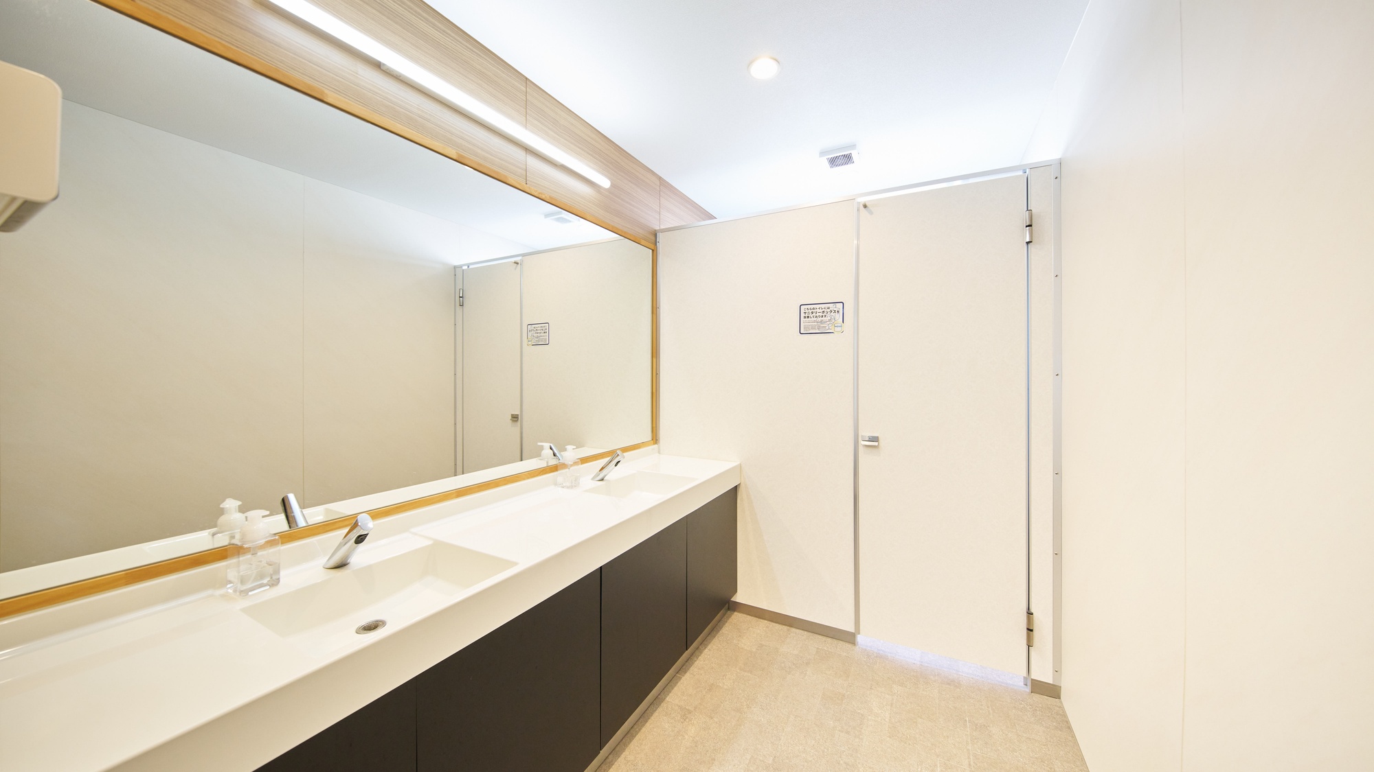 ・【共用トイレ（女性）】大きな鏡もありメイク直しなどにもご利用いただけます