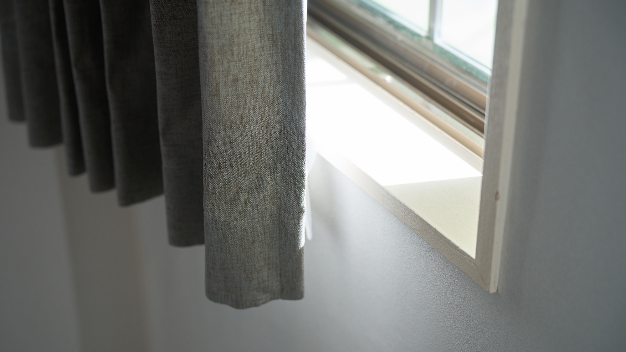 ・【210：客室】カーテンを開けるとお部屋に光が差し込みます