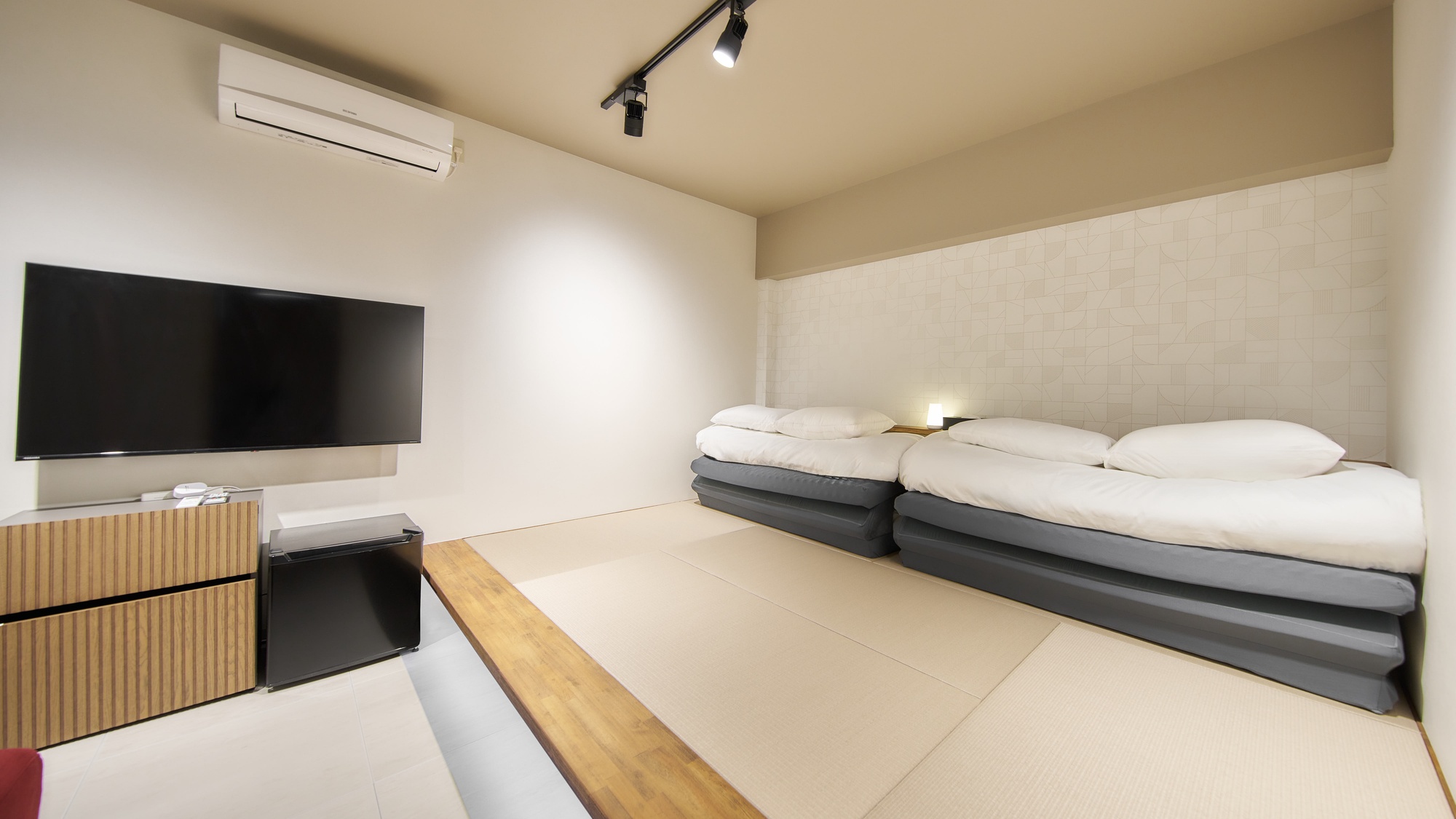 ・【210：客室】4名様まで宿泊可。畳スペースにお布団を敷いてお休みいただけます