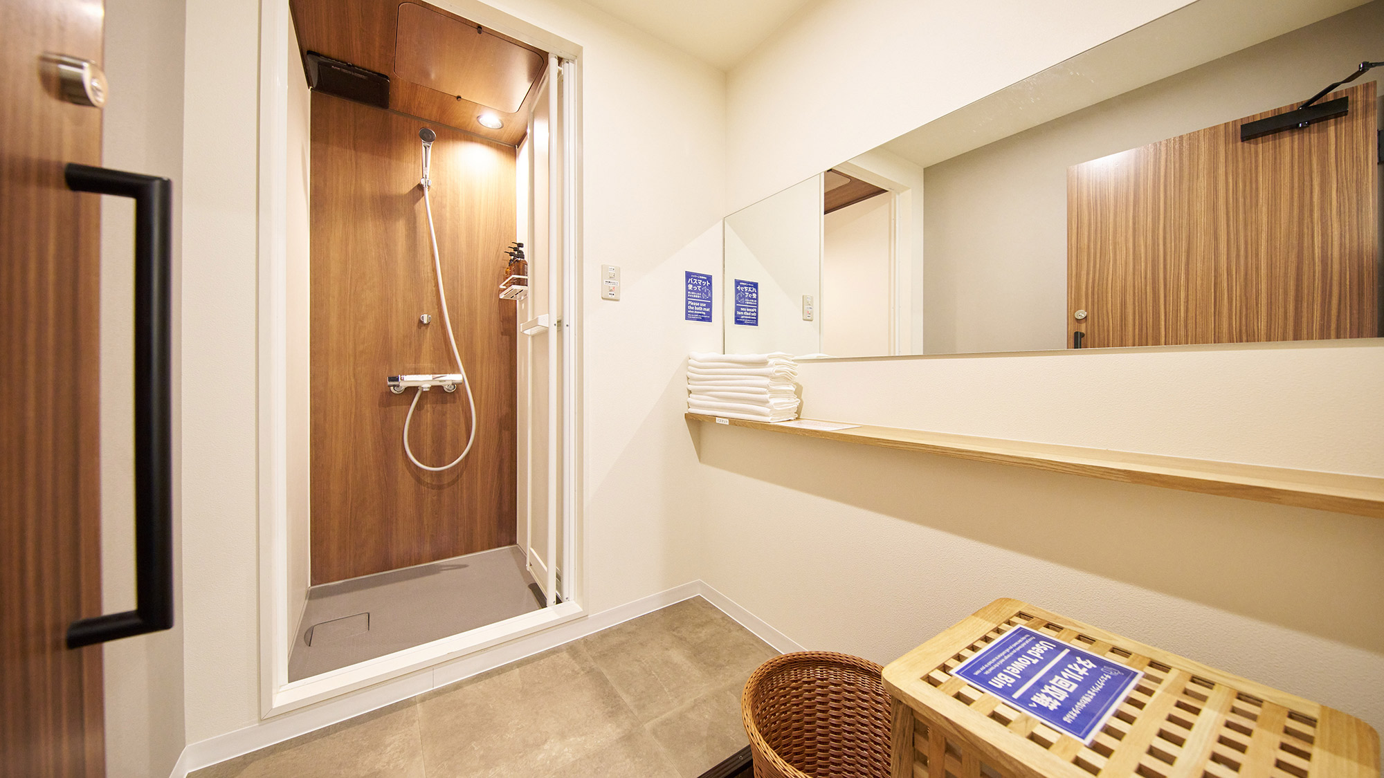 ・【共用シャワールーム】シンプルながら機能的な設計です