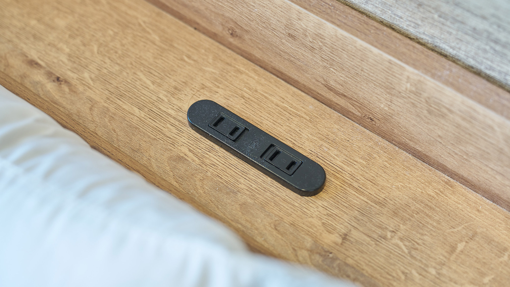 ・【203：ベッドコンセント】ベッド周辺にはコンセントがあり、充電に便利です