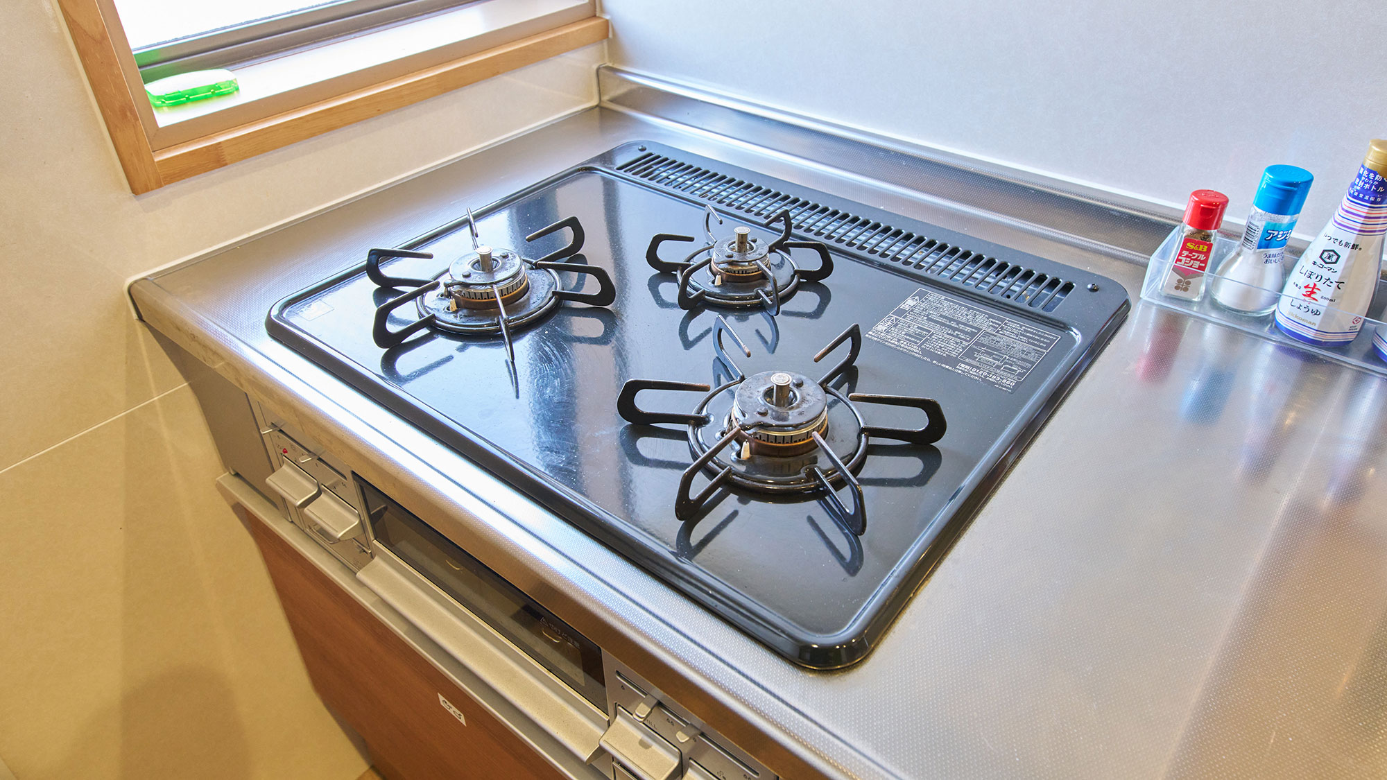 ・【共用キッチン】3口ガスコンロをご用意。並行して調理可能です