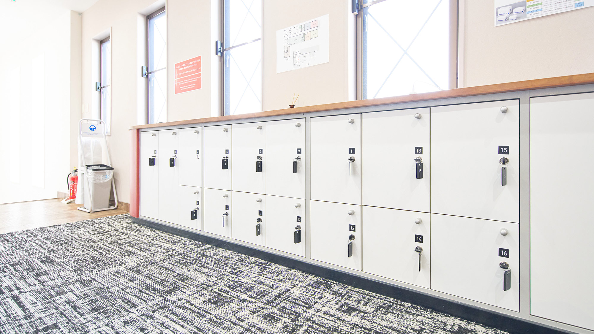 ・【靴箱】土足禁止です。鍵付きロッカーに脱いだ靴をお入れください