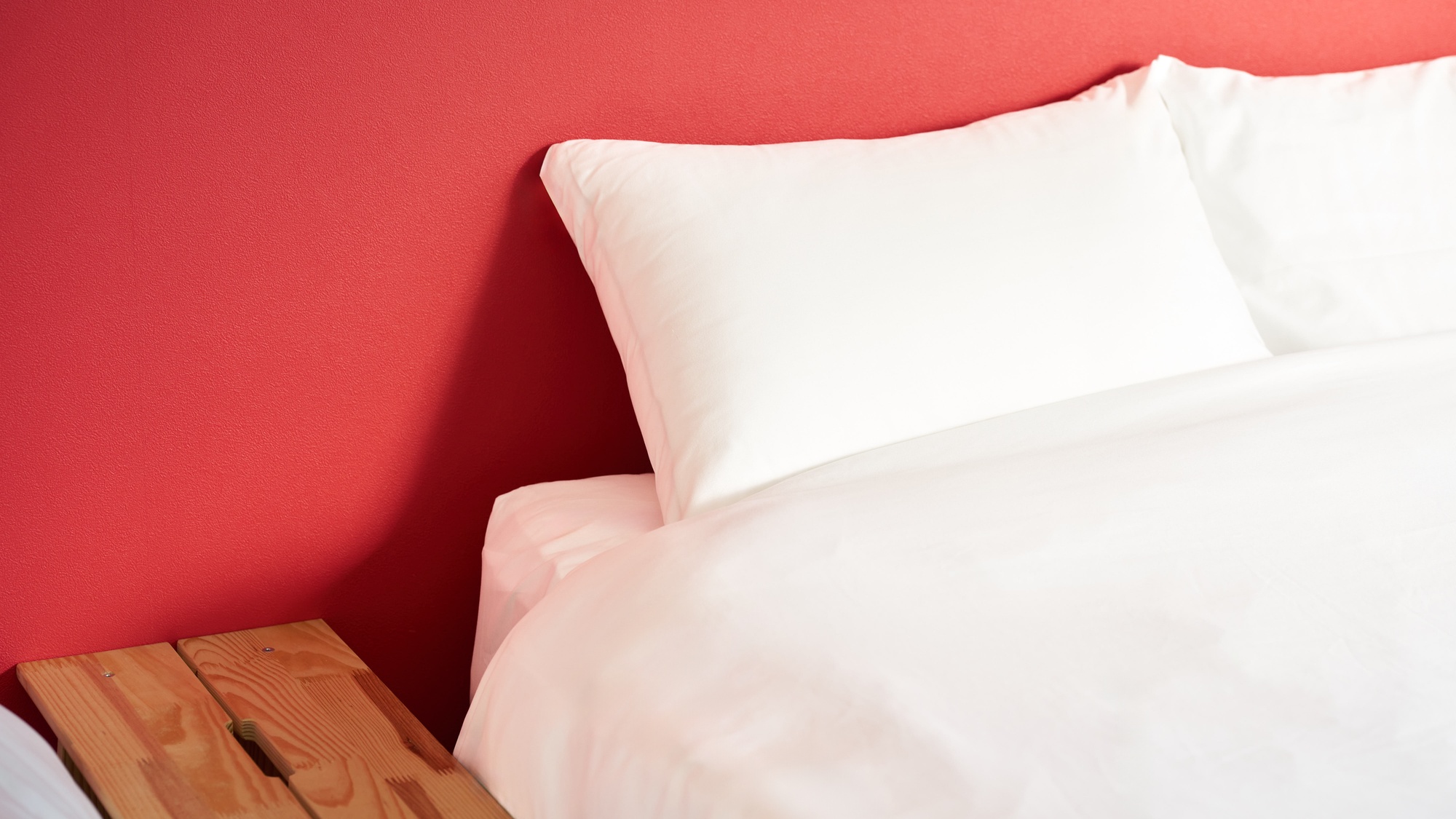 ・【201：べッド】ダブルベッド1台、シングルベッドを2台設置しております